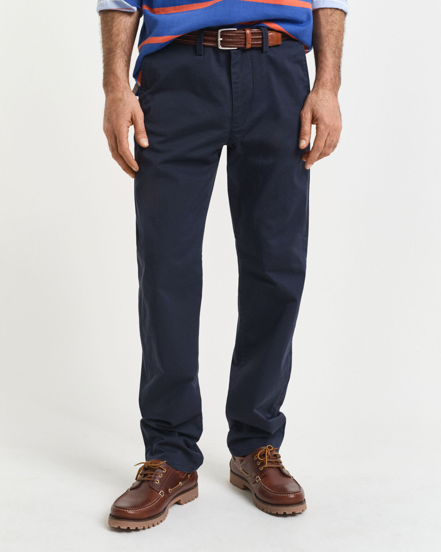 Pantalon chino coupe regular en sergé