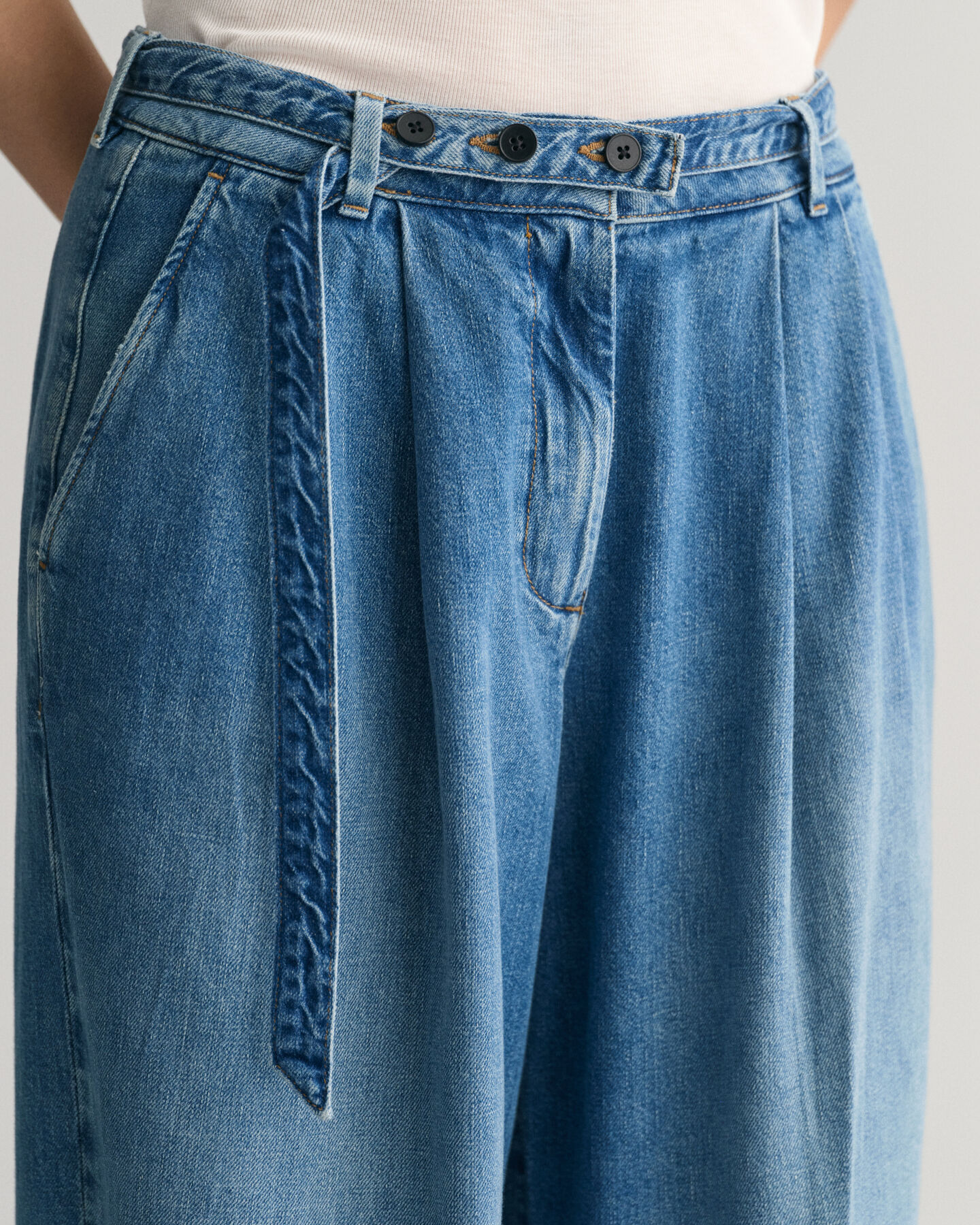 Jean ceinturé à taille basse coupe ample