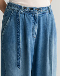 Jean ceinturé à taille basse coupe ample