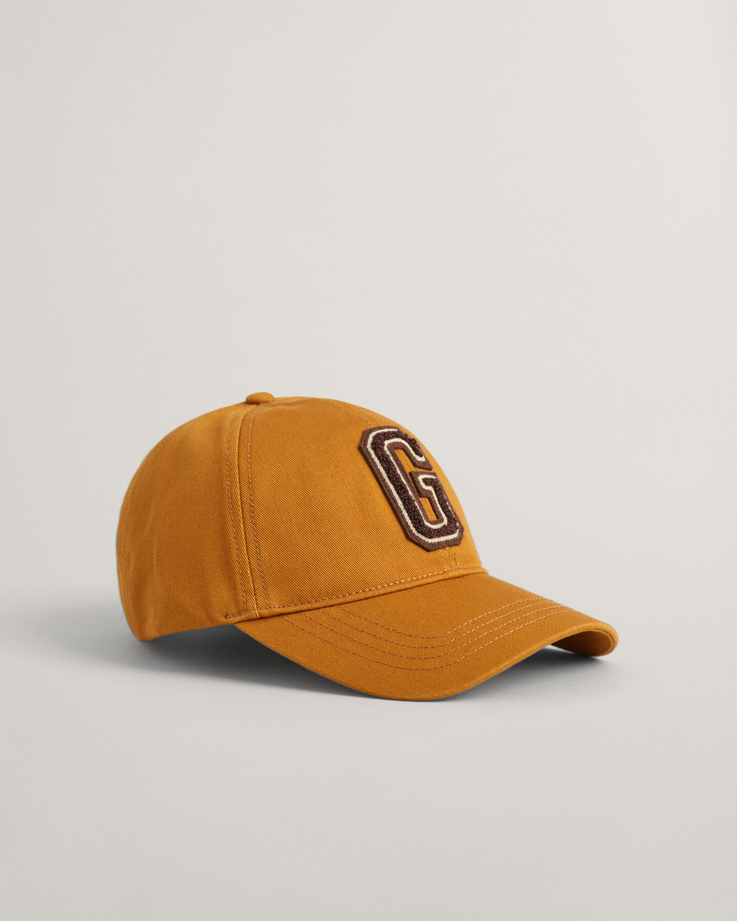 Pet met G-badge van katoenkeper