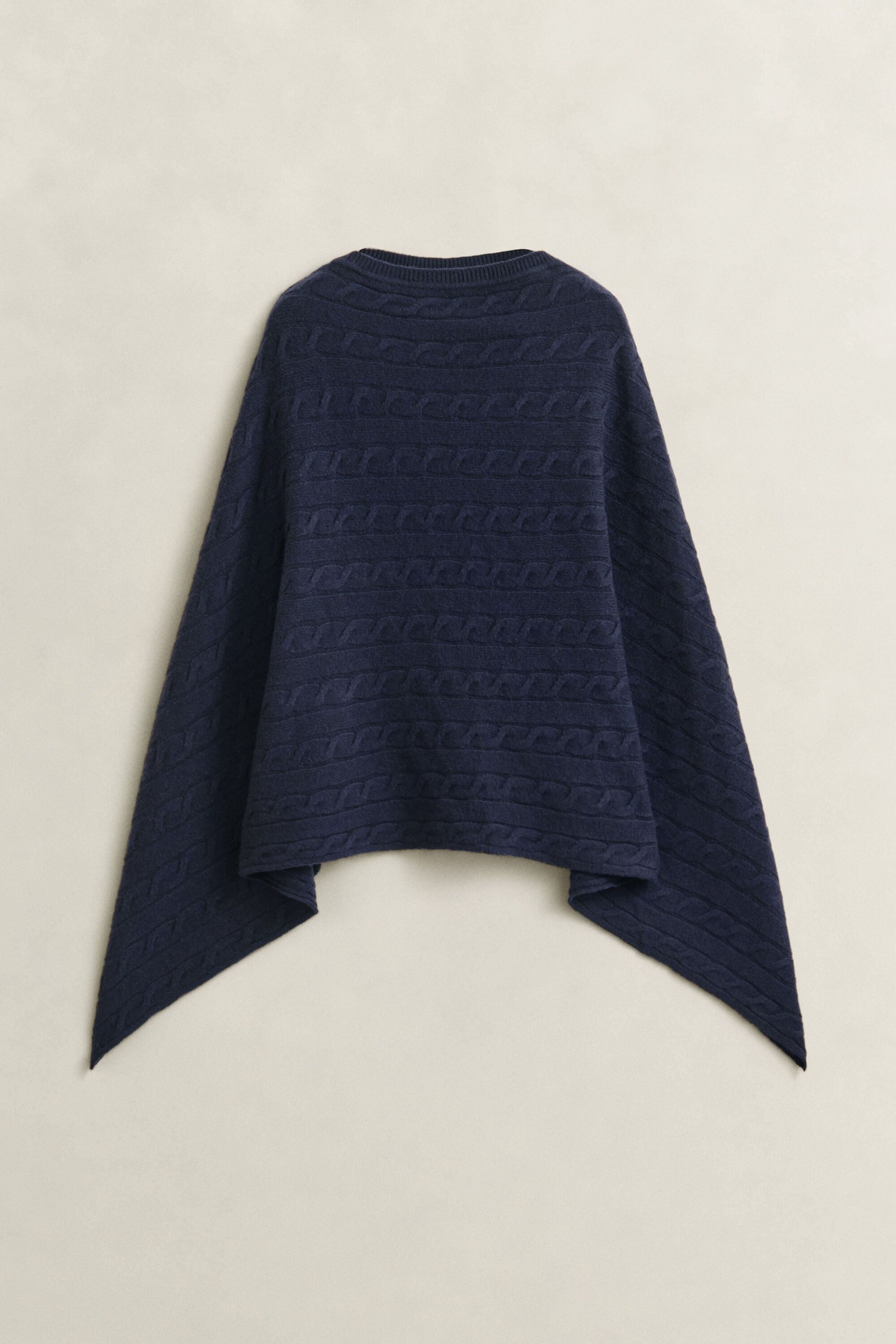 Wollen poncho met kabelpatroon