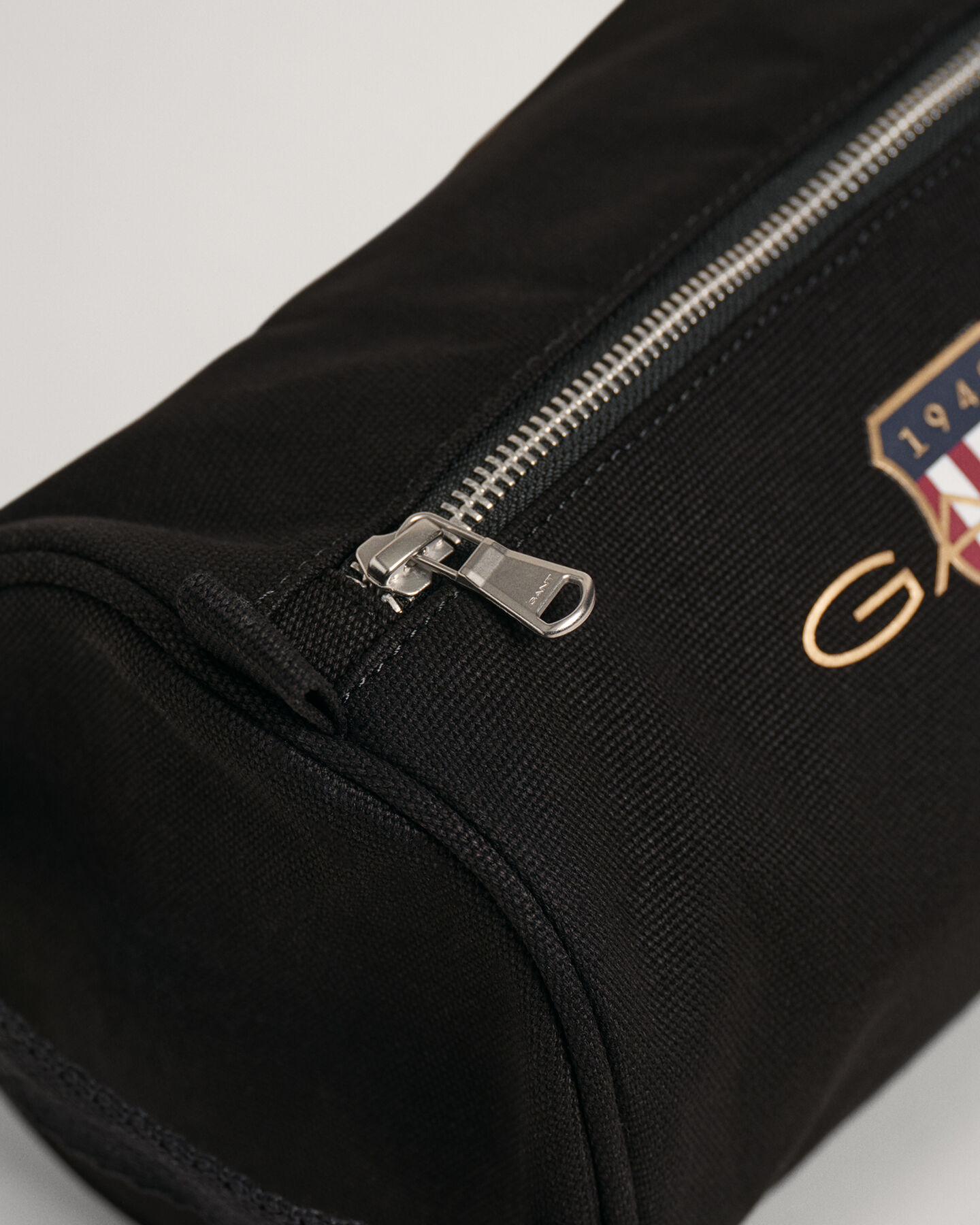 Archive Shield toilettas