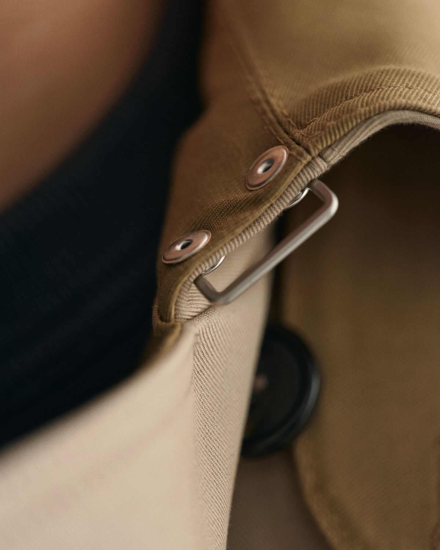 Trench-coat à coutures fixées