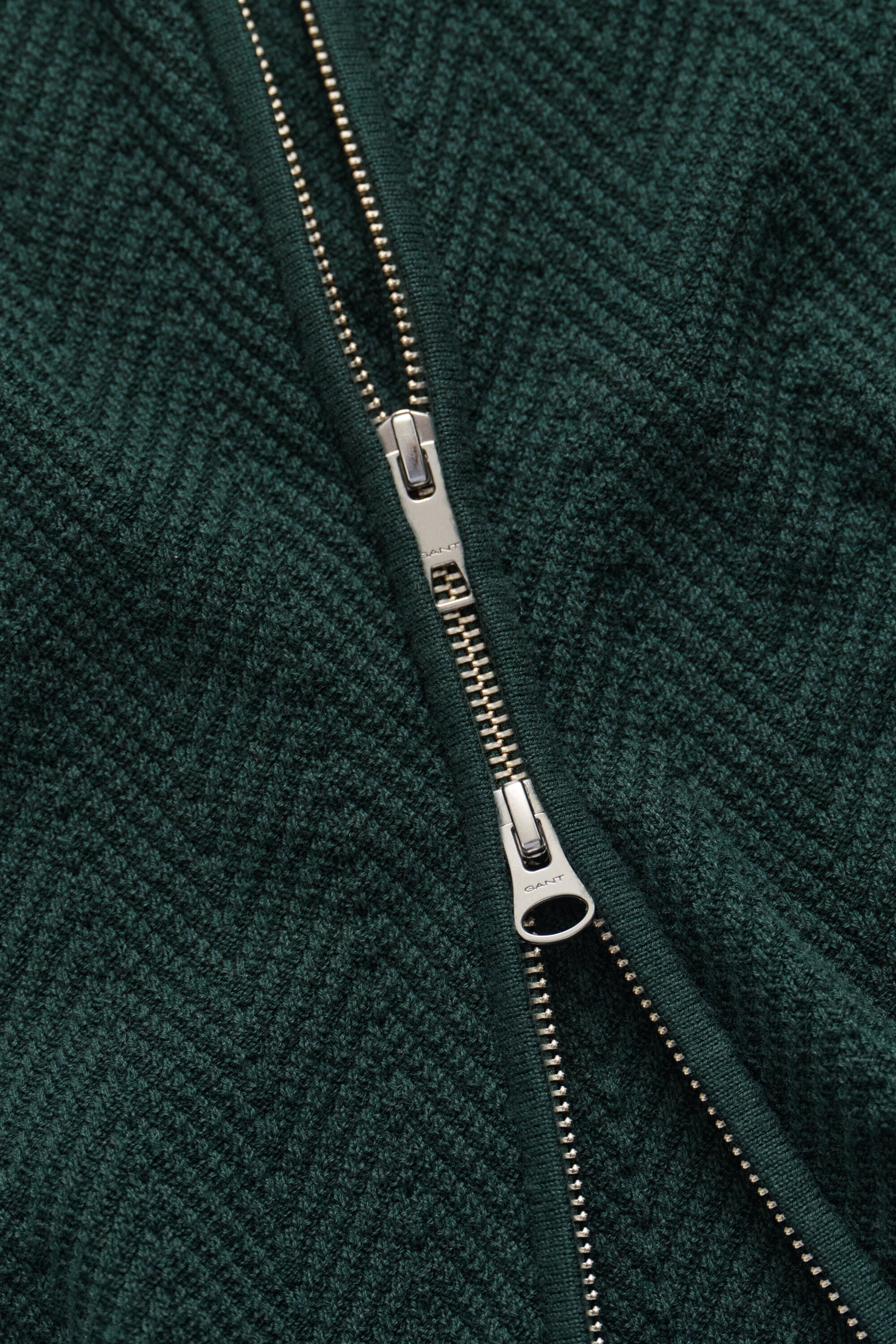 Vest met rits en visgraatpatroon