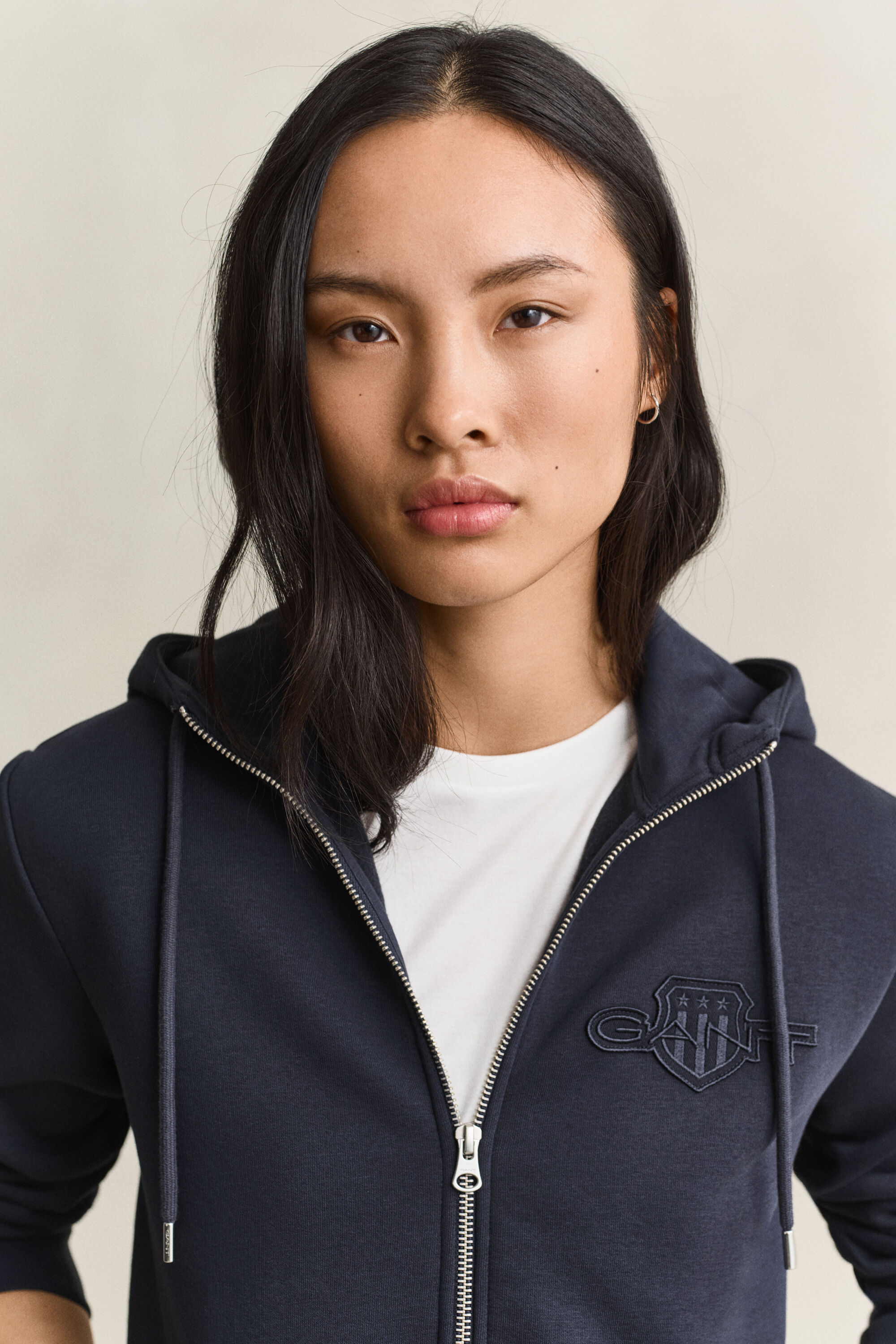 Sweat à capuche zippé avec écusson ton sur ton