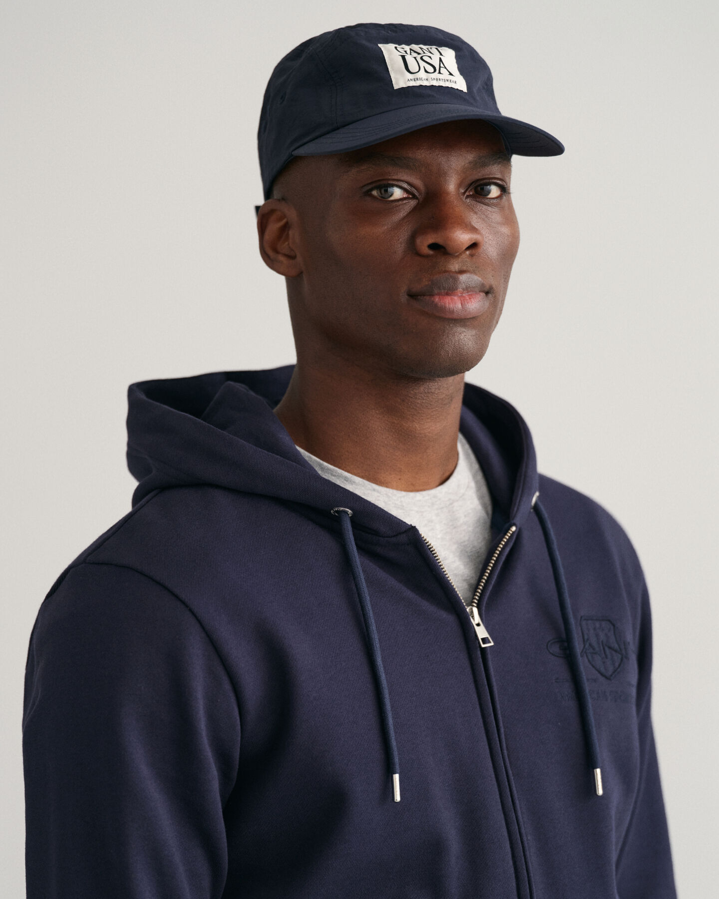 Sweat à capuche zippé avec écusson ton sur ton