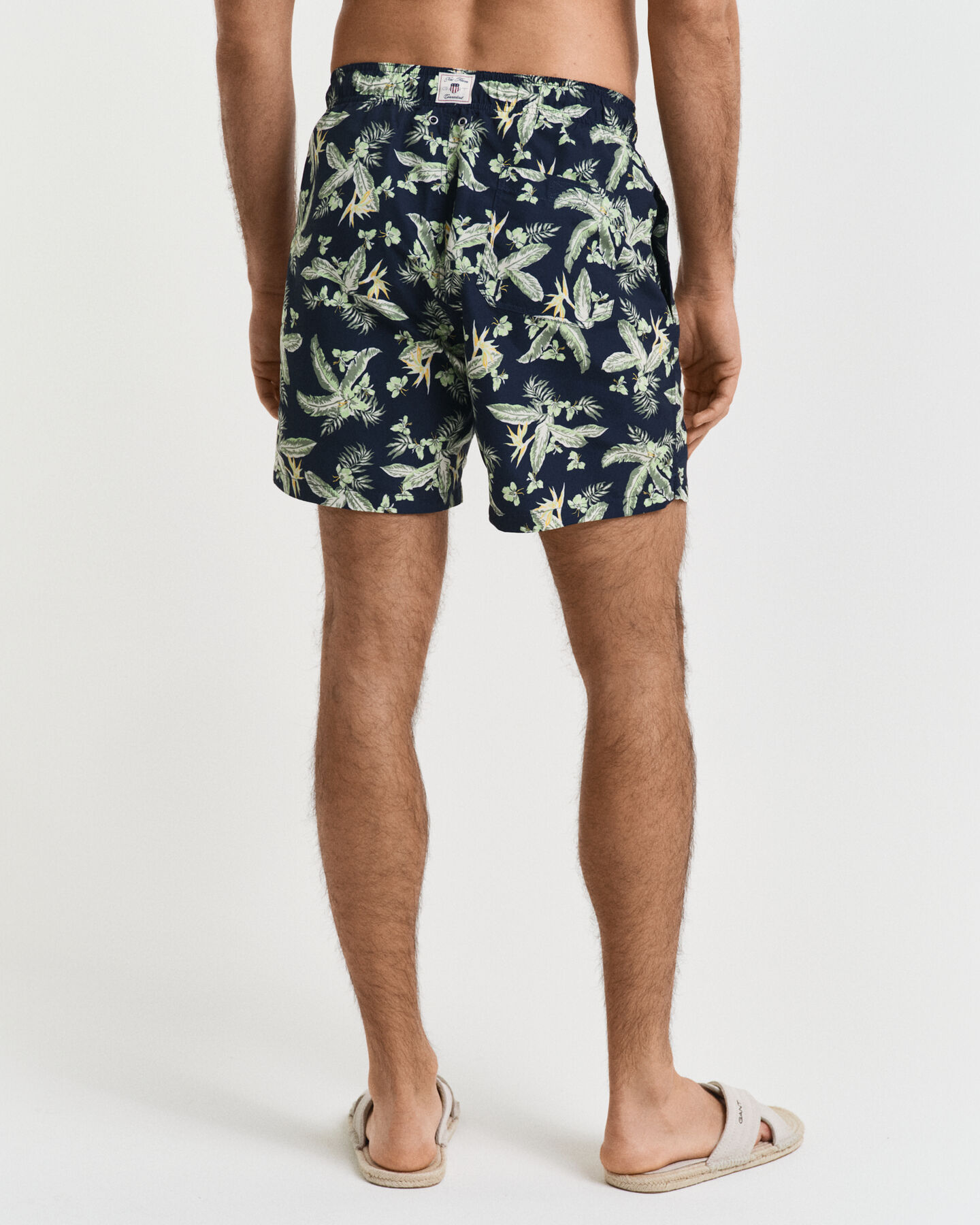 Short de bain &agrave; imprim&eacute; feuilles tropicales