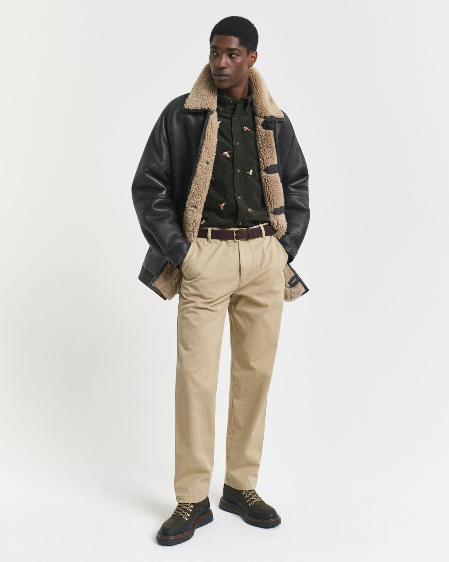 Chemise coupe regular en velours côtelé avec broderie