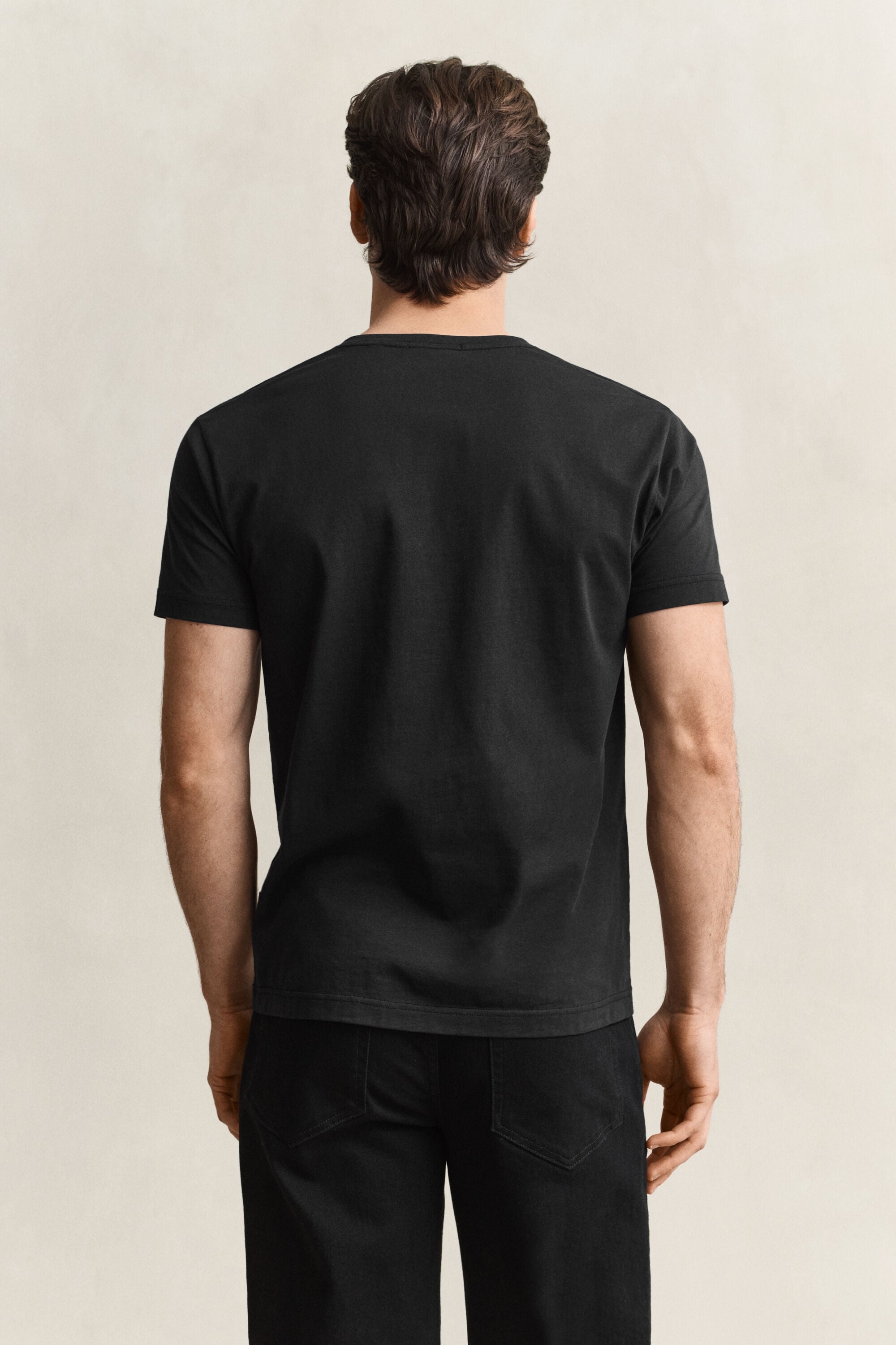 T-shirt col V avec écusson