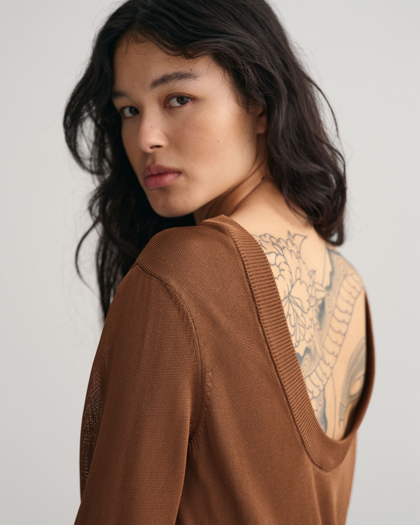 Robe en maille ouverte dans le dos