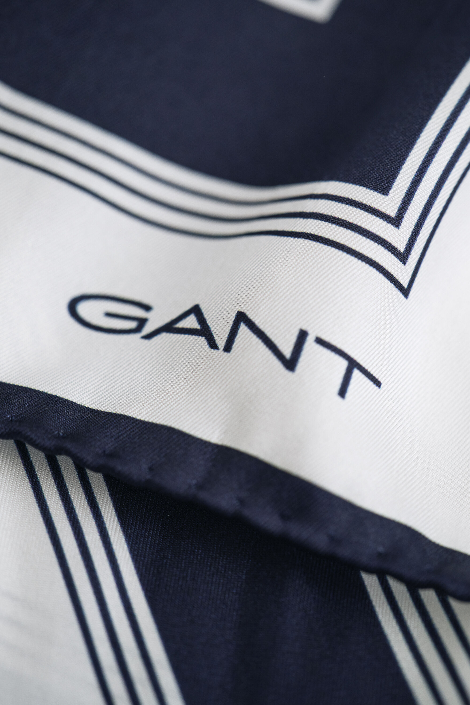 Zijden monogramsjaal