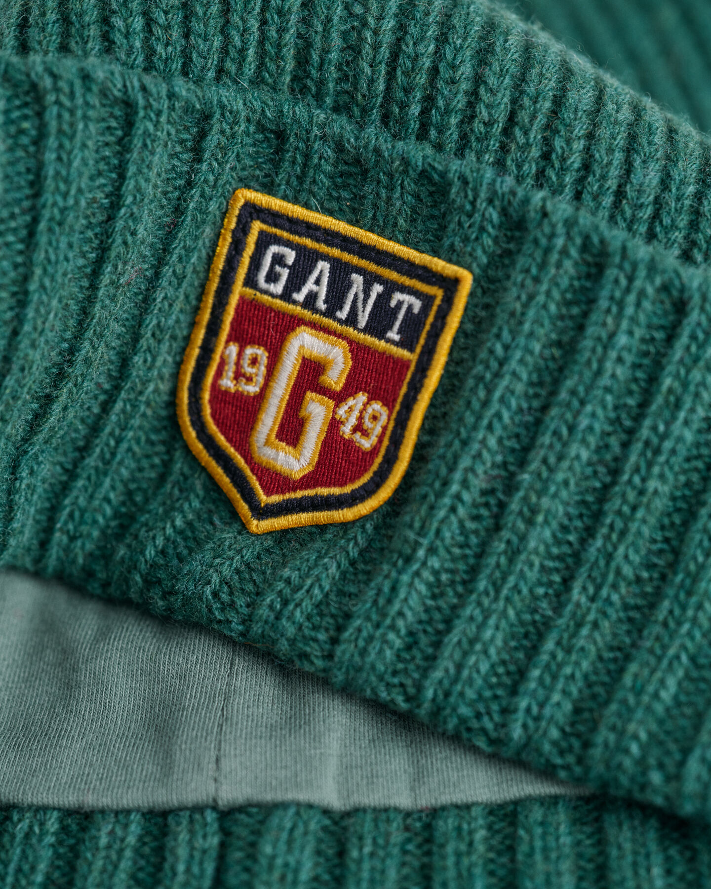 Wollen beanie met badge