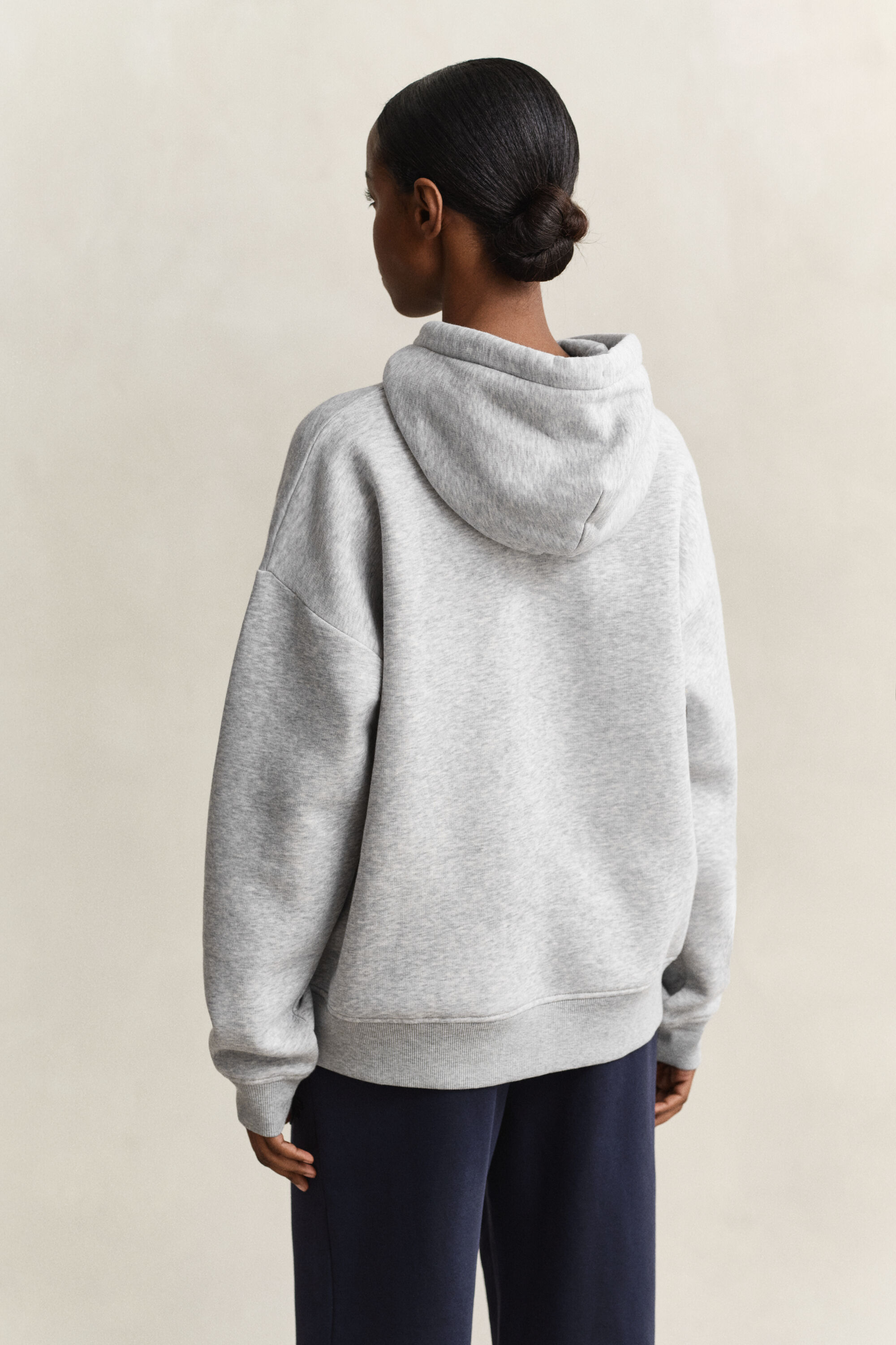 Sweat à capuche avec écusson