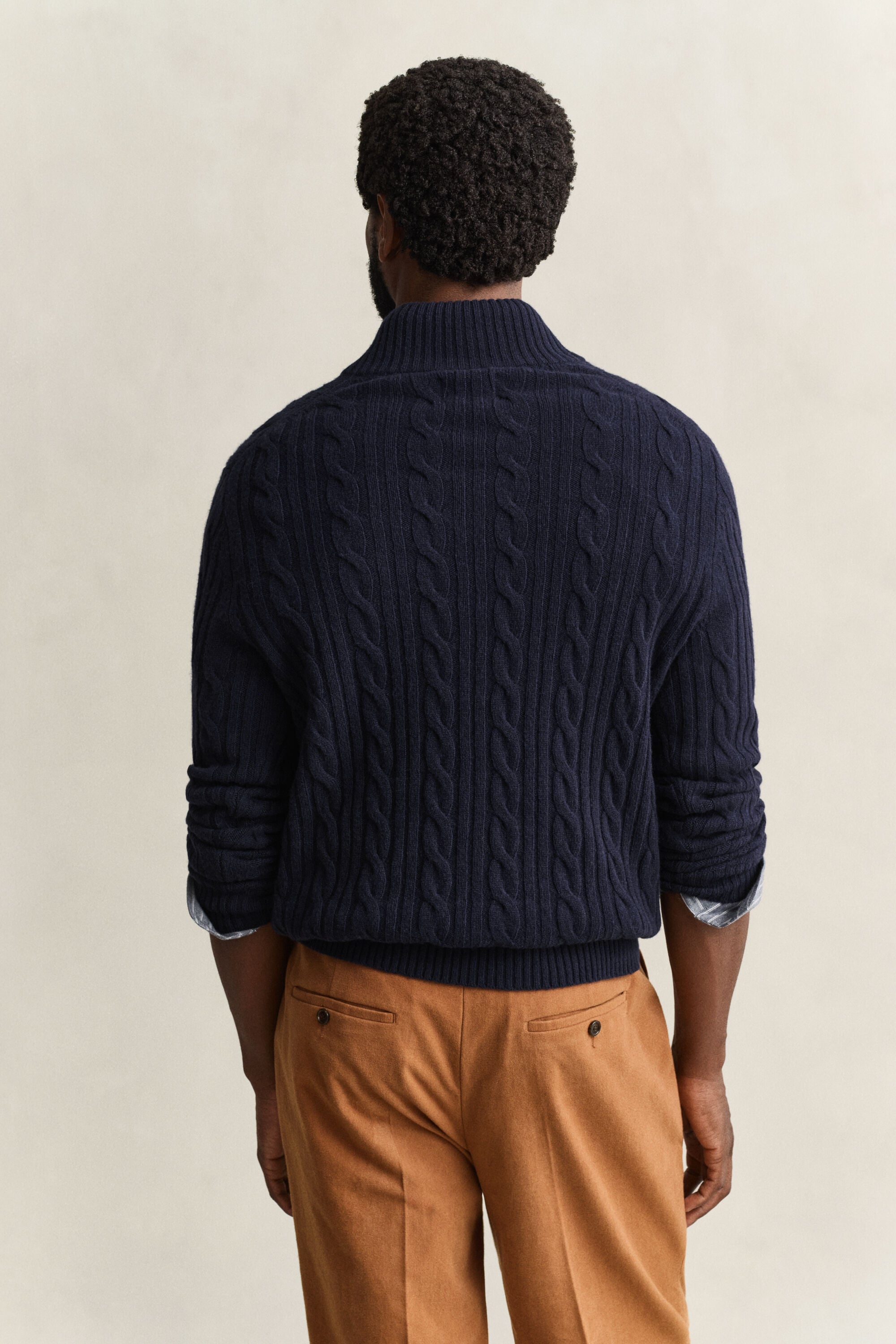 Pull semi-boutonné en laine d’agneau à maille torsadée
