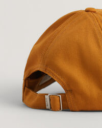 Pet met G-badge van katoenkeper