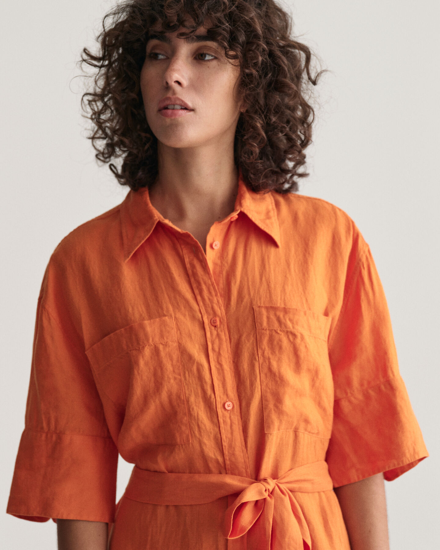 Robe-chemise en lin &agrave; manches courtes