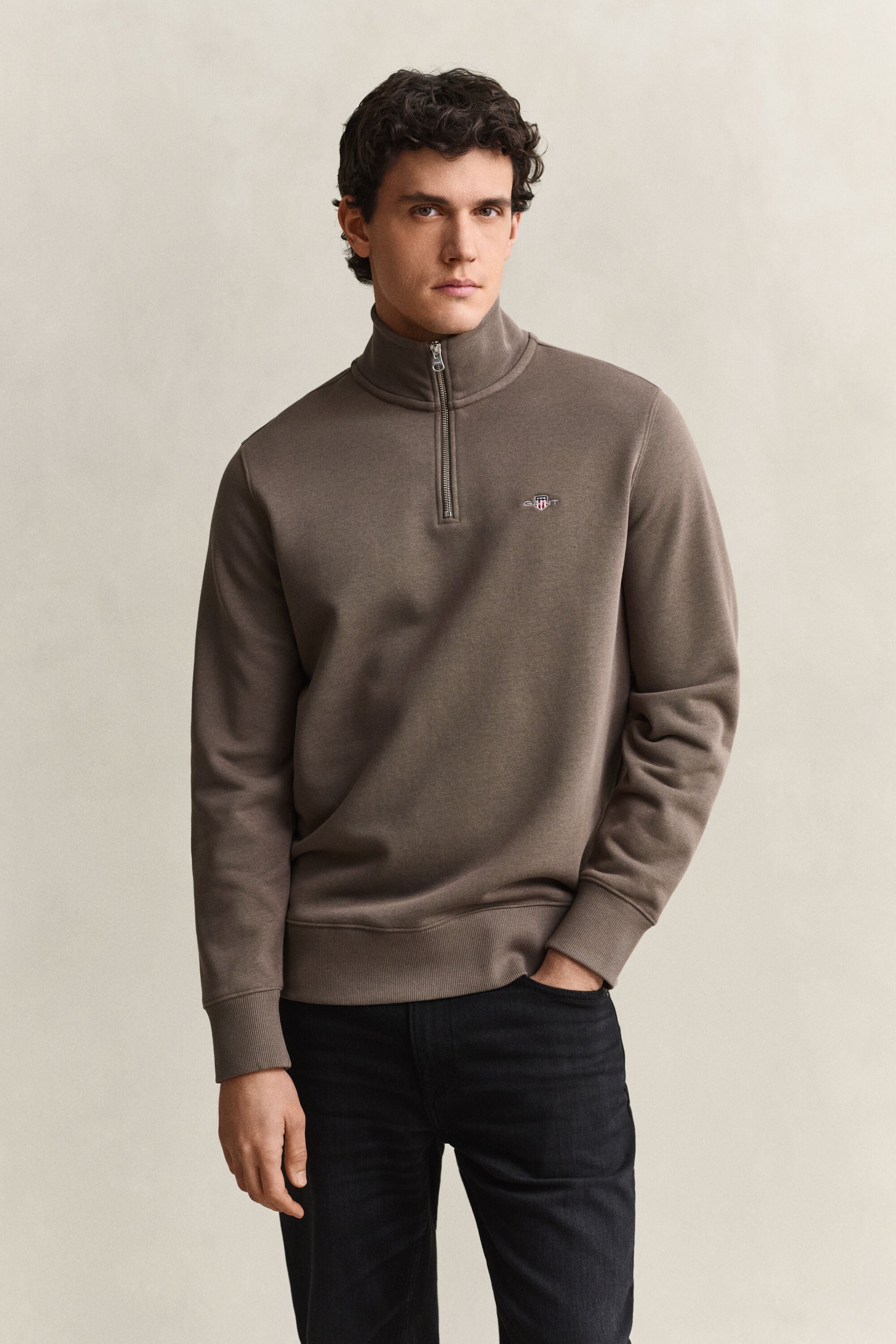 Sweat-shirt à demi-zip avec écusson