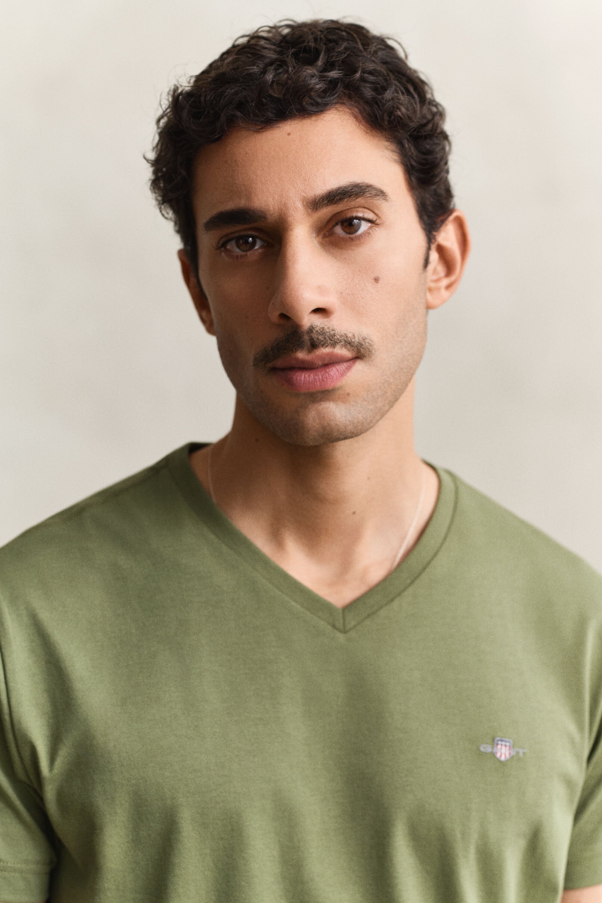 Slim Fit Shield T-shirt met V-hals