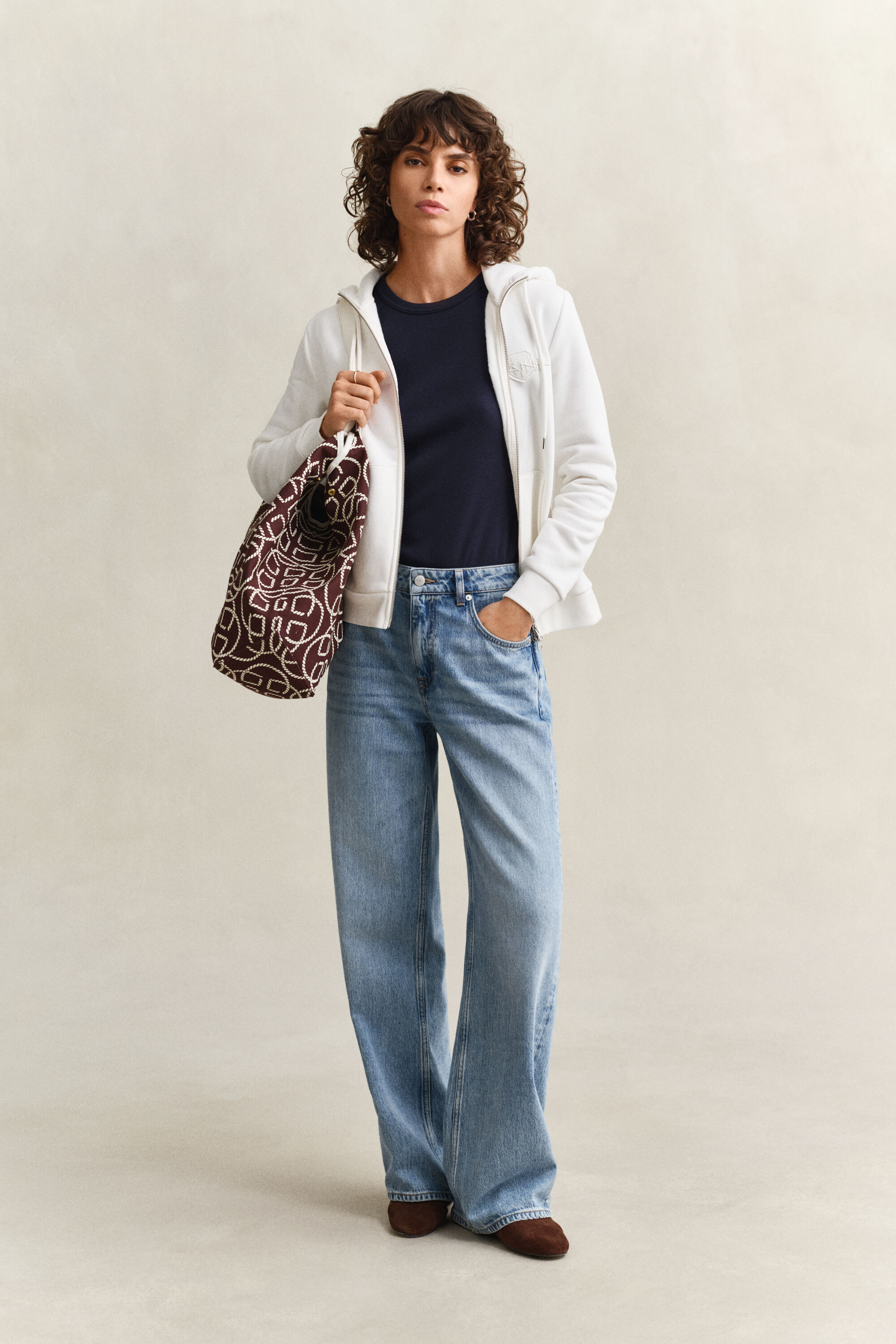 Sweat à capuche zippé avec écusson ton sur ton