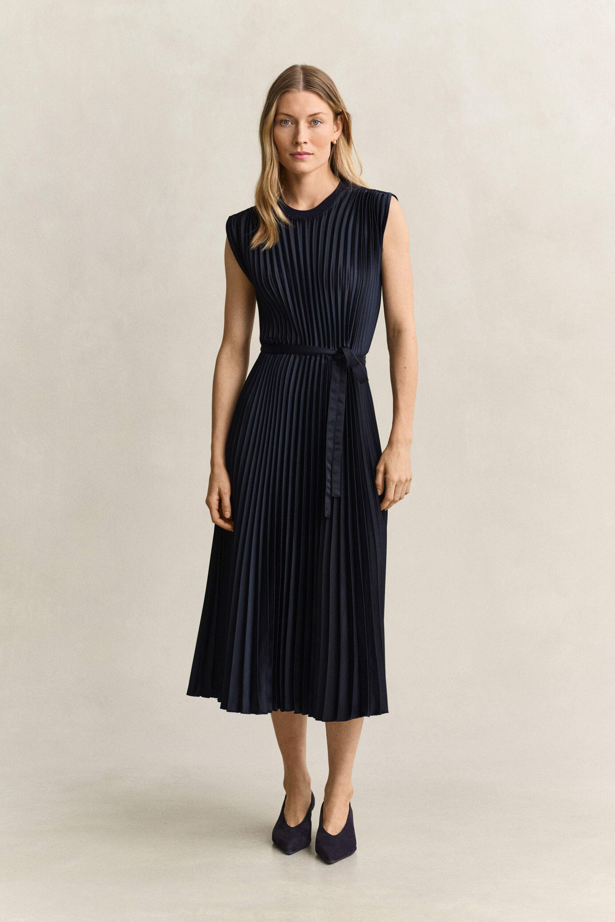 Robe plissée à ceinture.