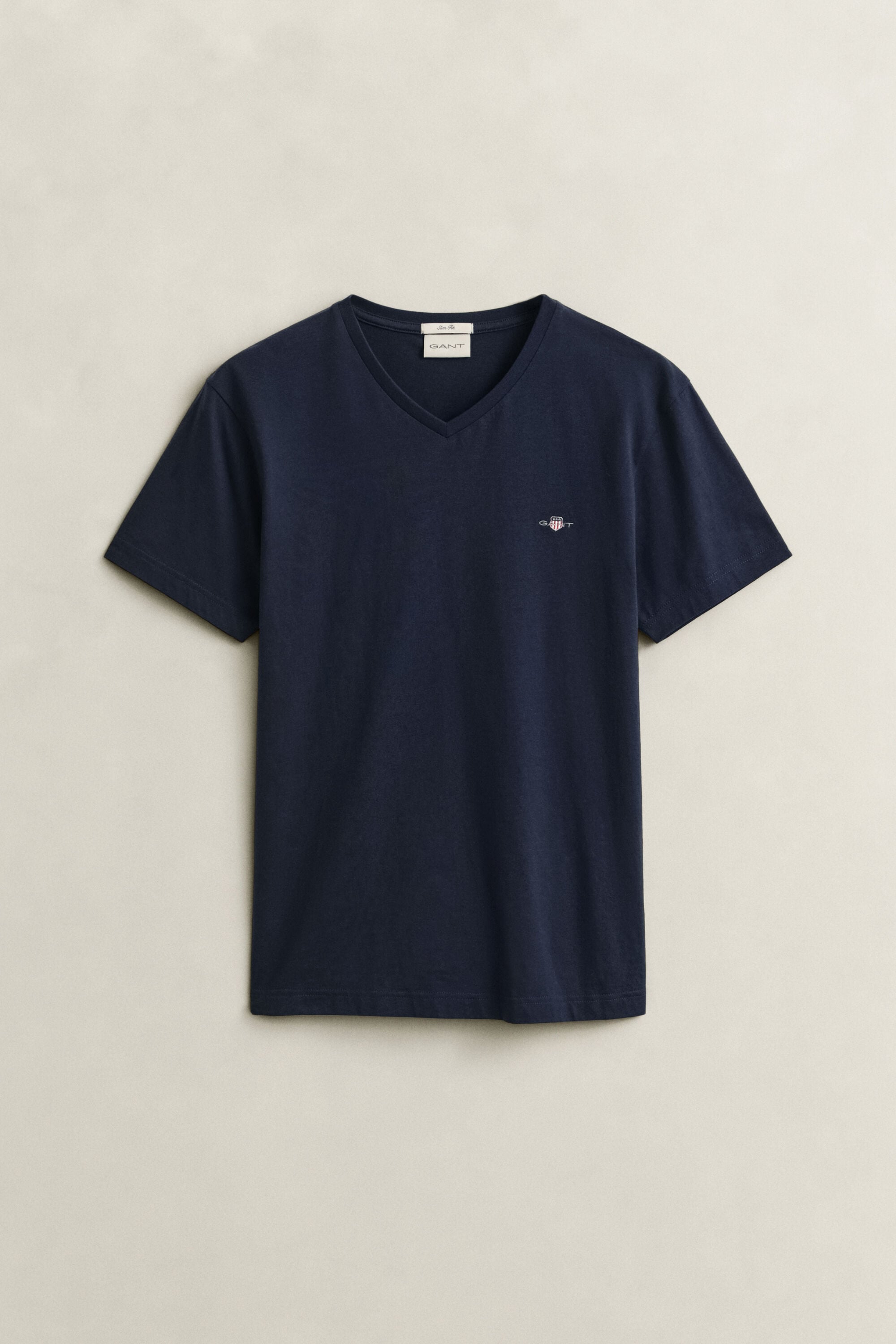 T-shirt col V coupe slim avec écusson