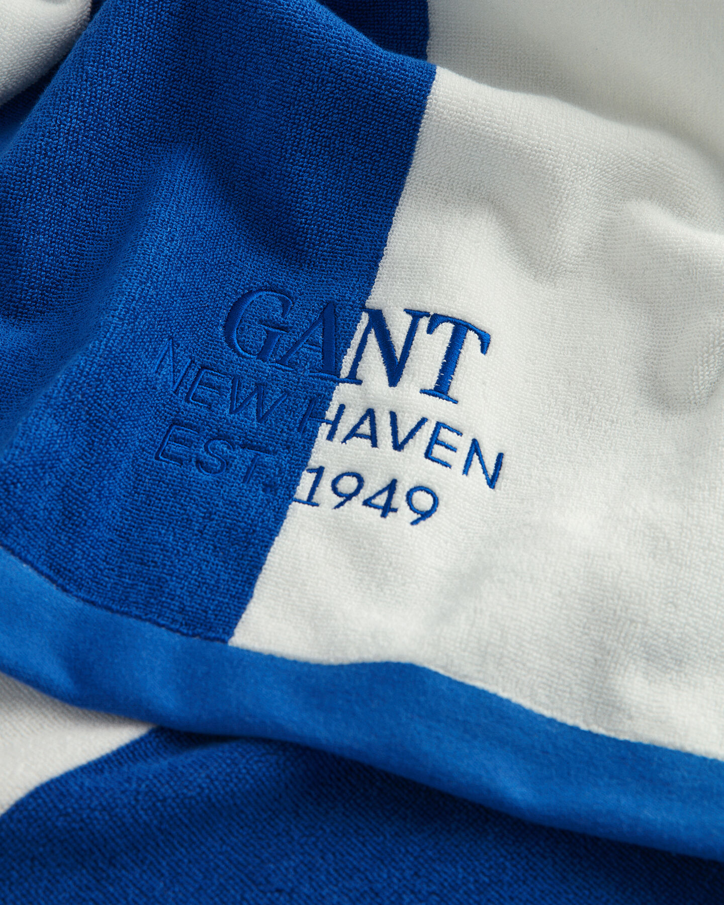 Serviette de plage à rayures éclatantes