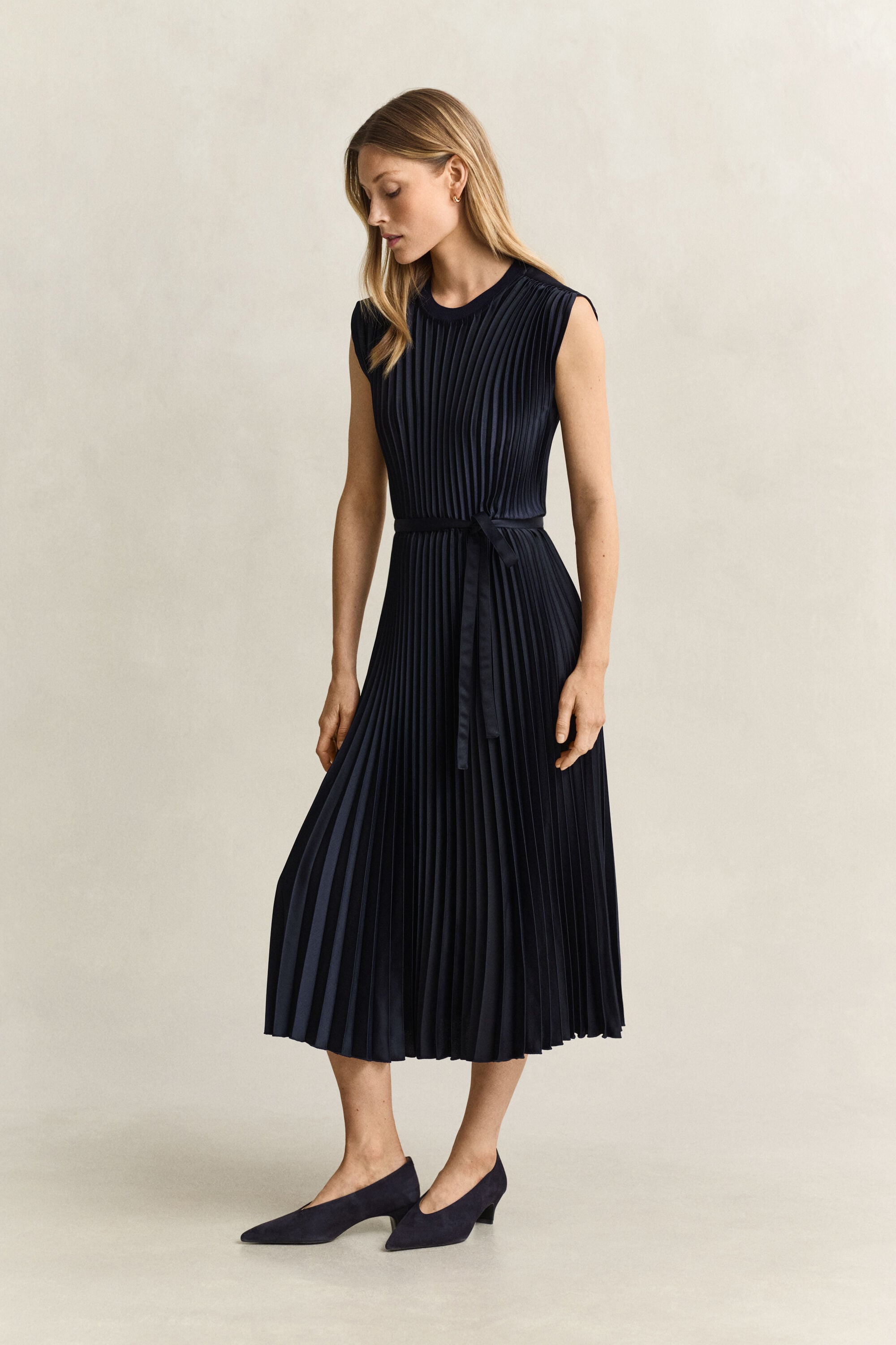 Robe plissée à ceinture.
