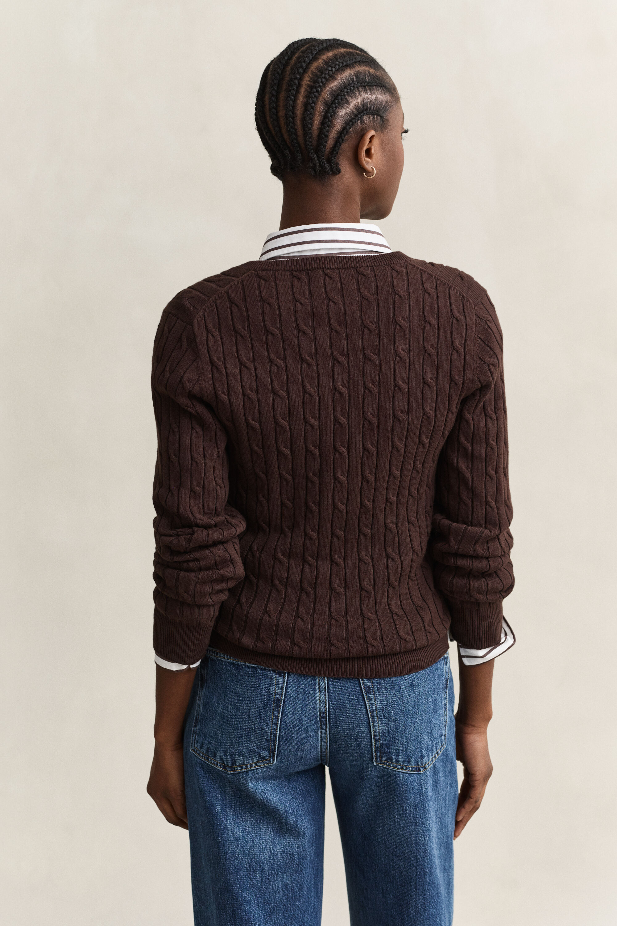 Pull col V en maille de coton stretch à torsades