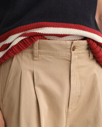 Volume chino met plooien