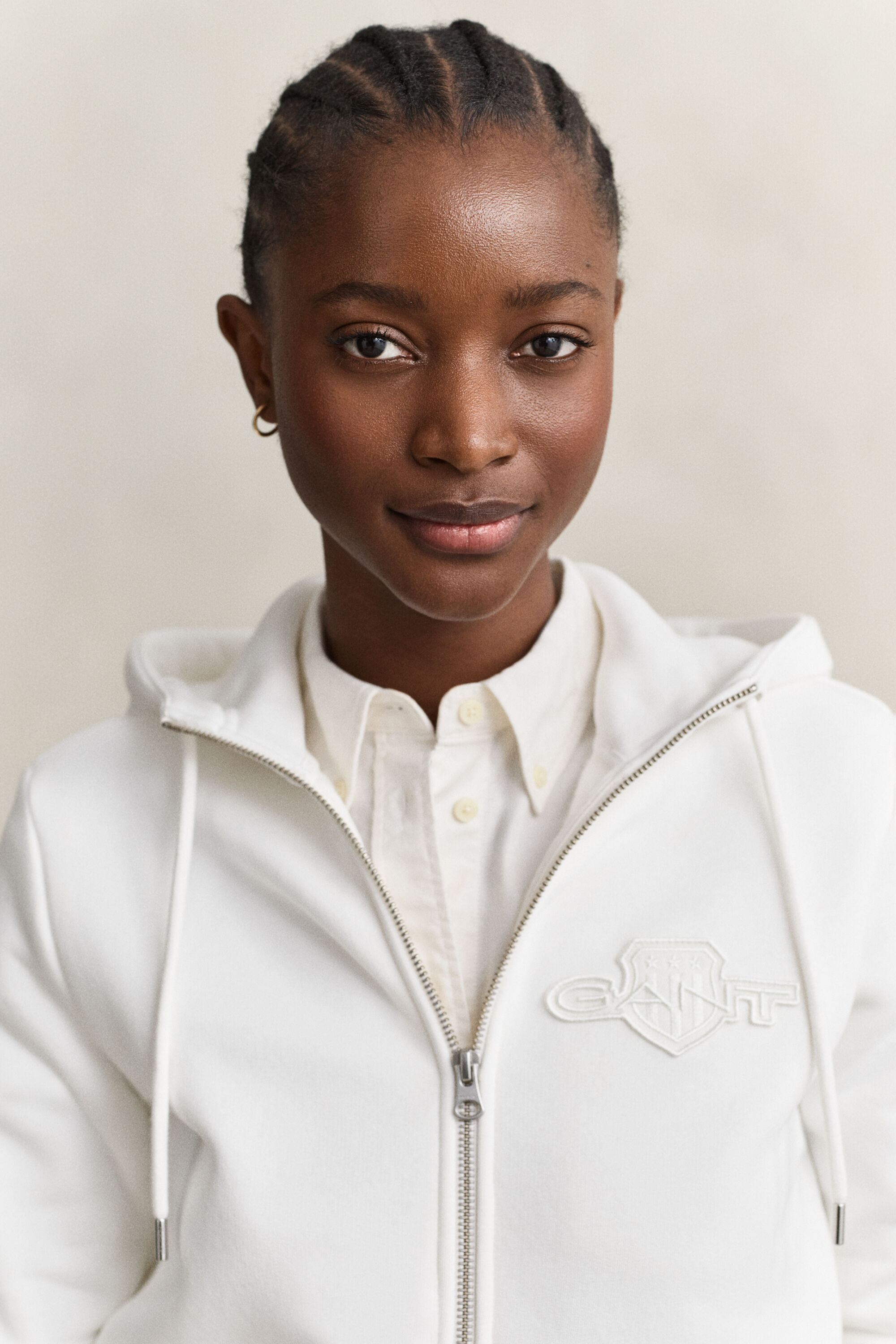 Sweat à capuche zippé avec écusson ton sur ton