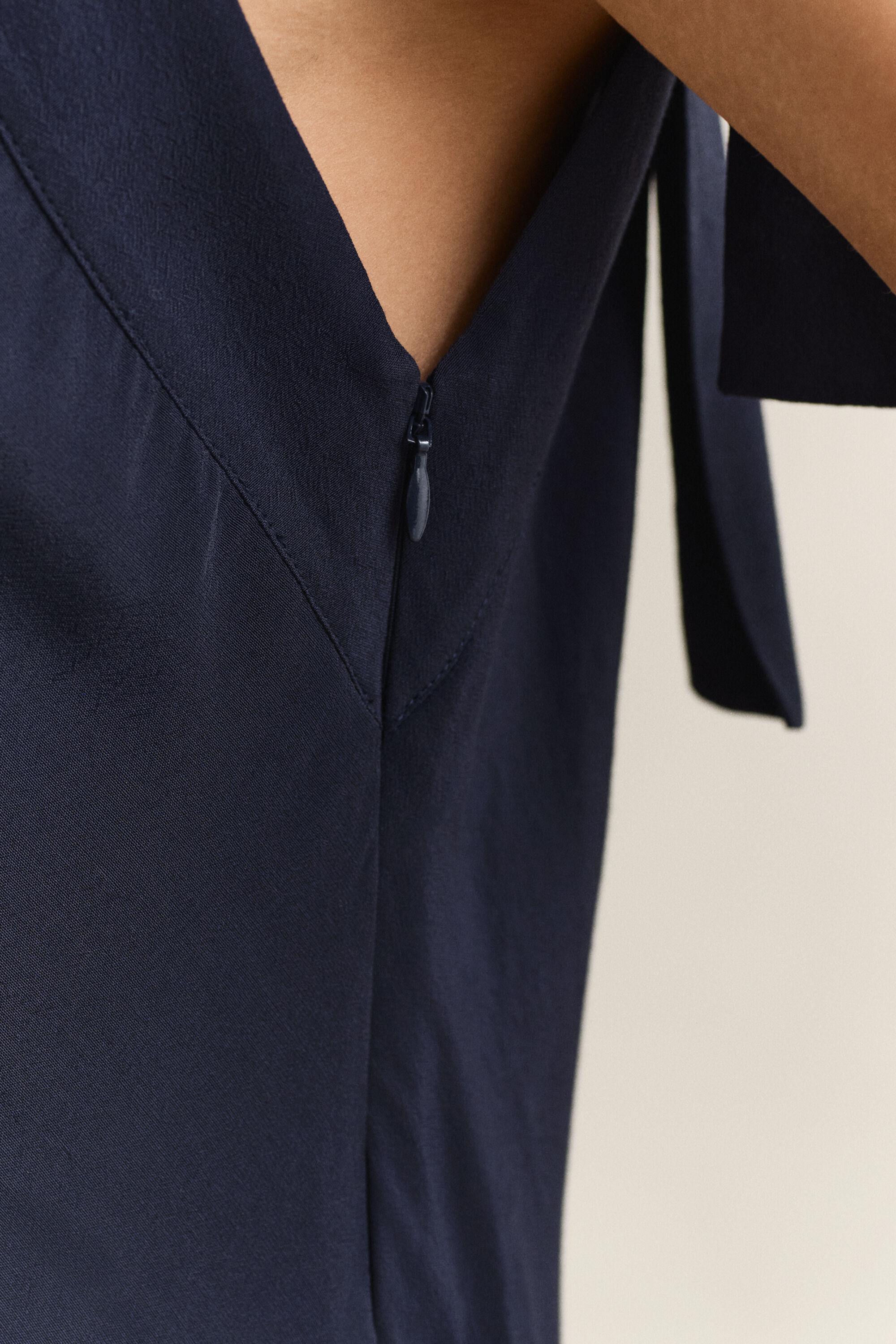 Schuin geknipte slipdress