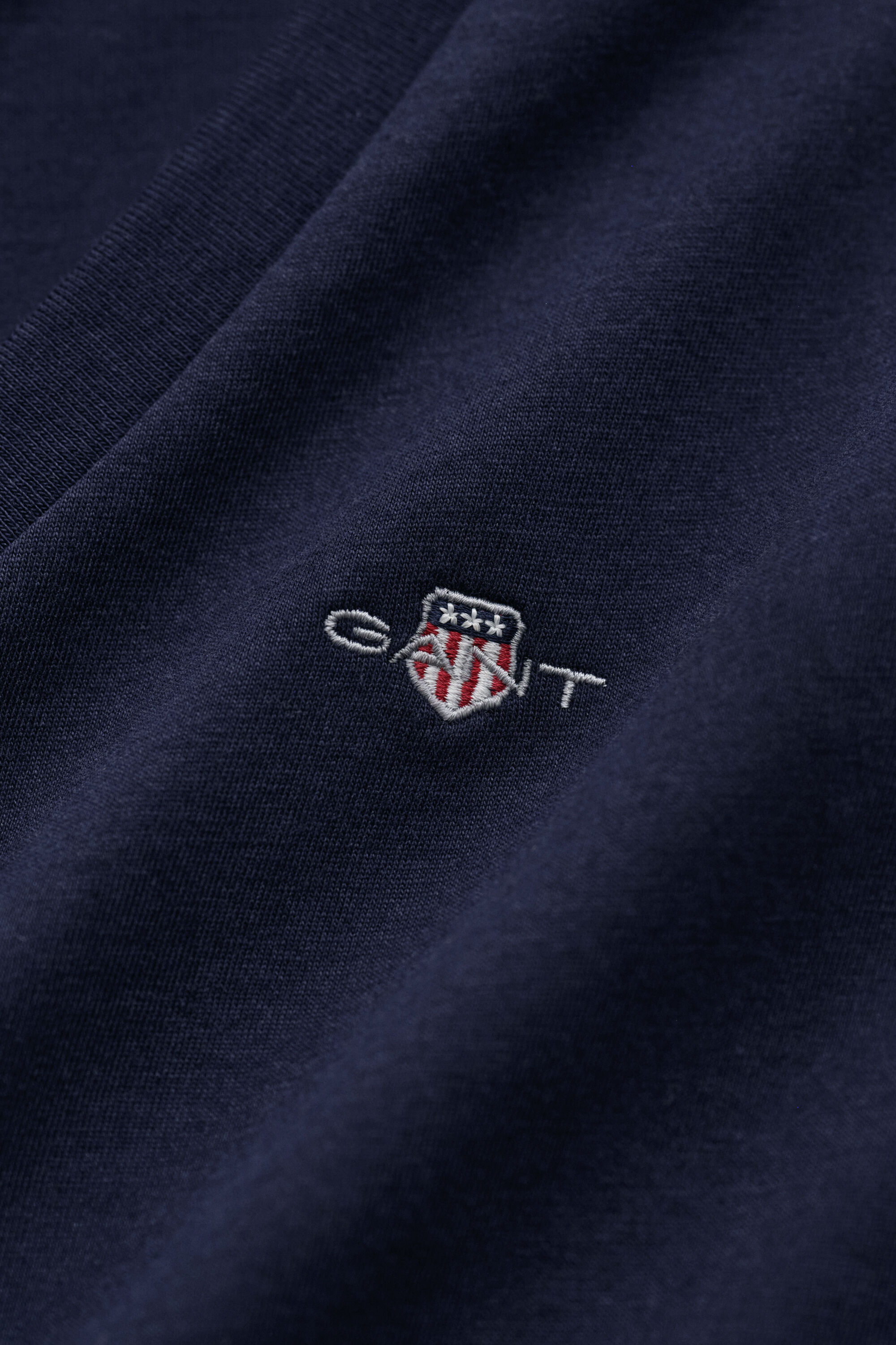 T-shirt col V avec écusson