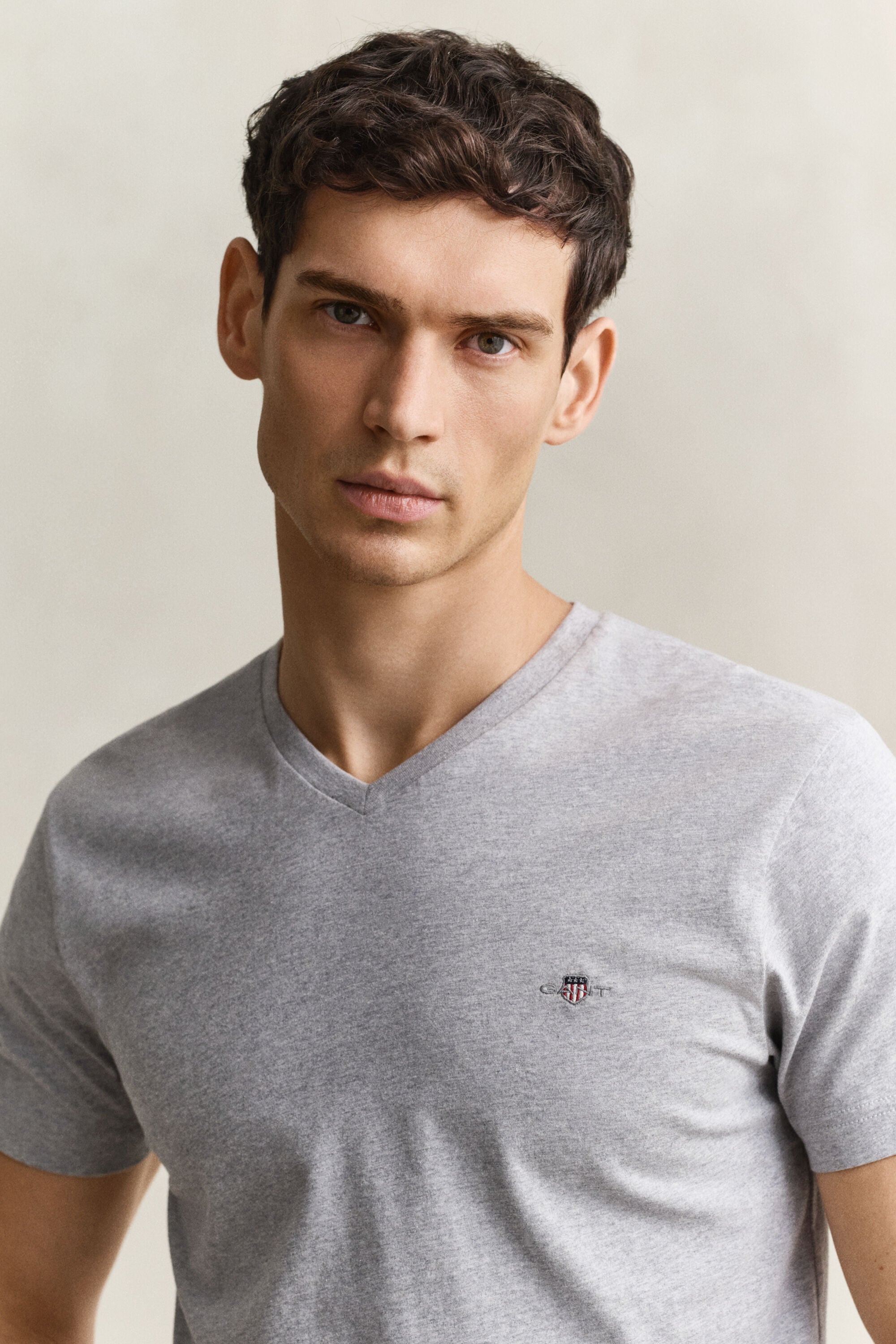 Shield T-shirt met V-hals