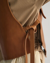 Leren bodywarmer met losse vorm