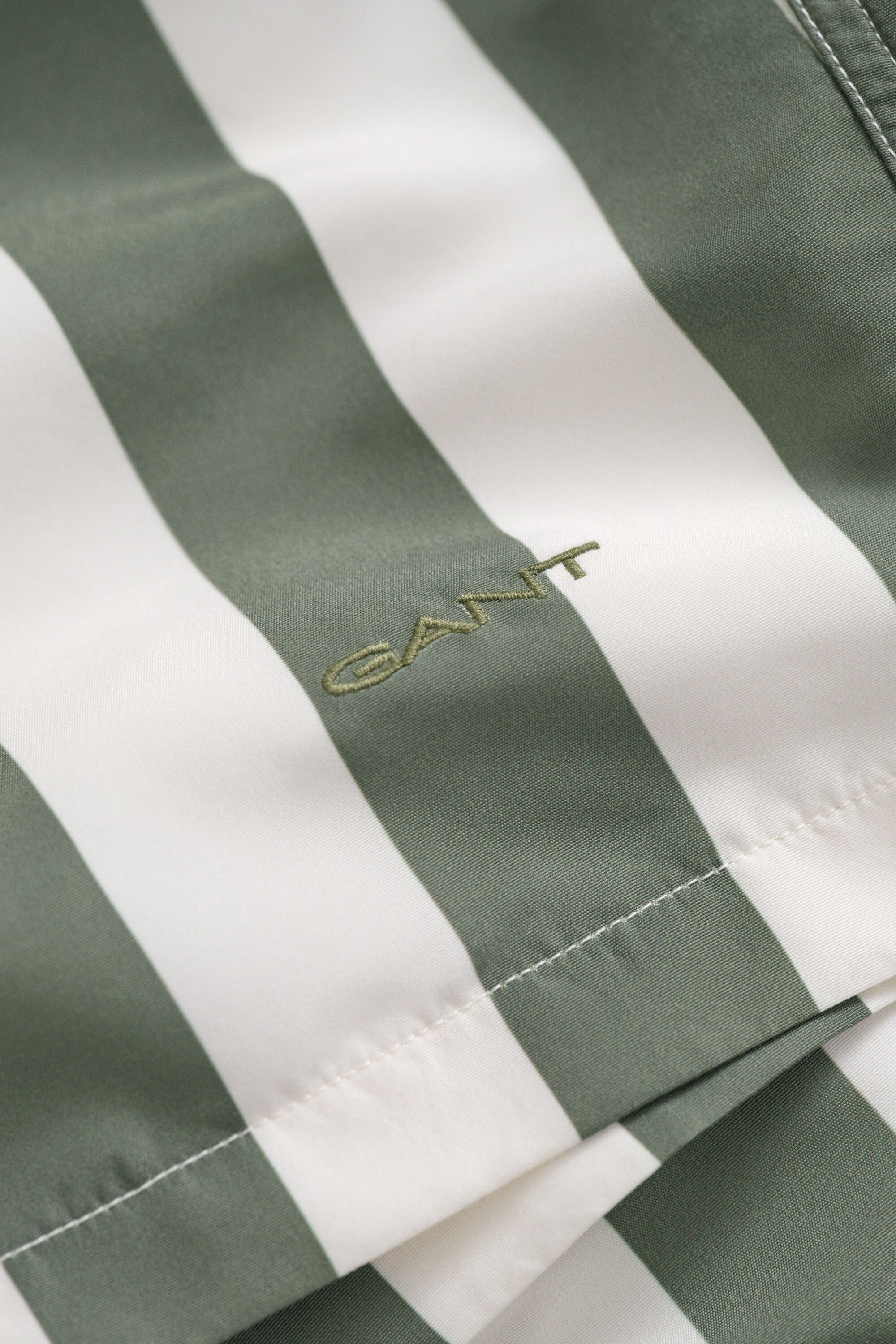 Short de bain à rayures en colour-block