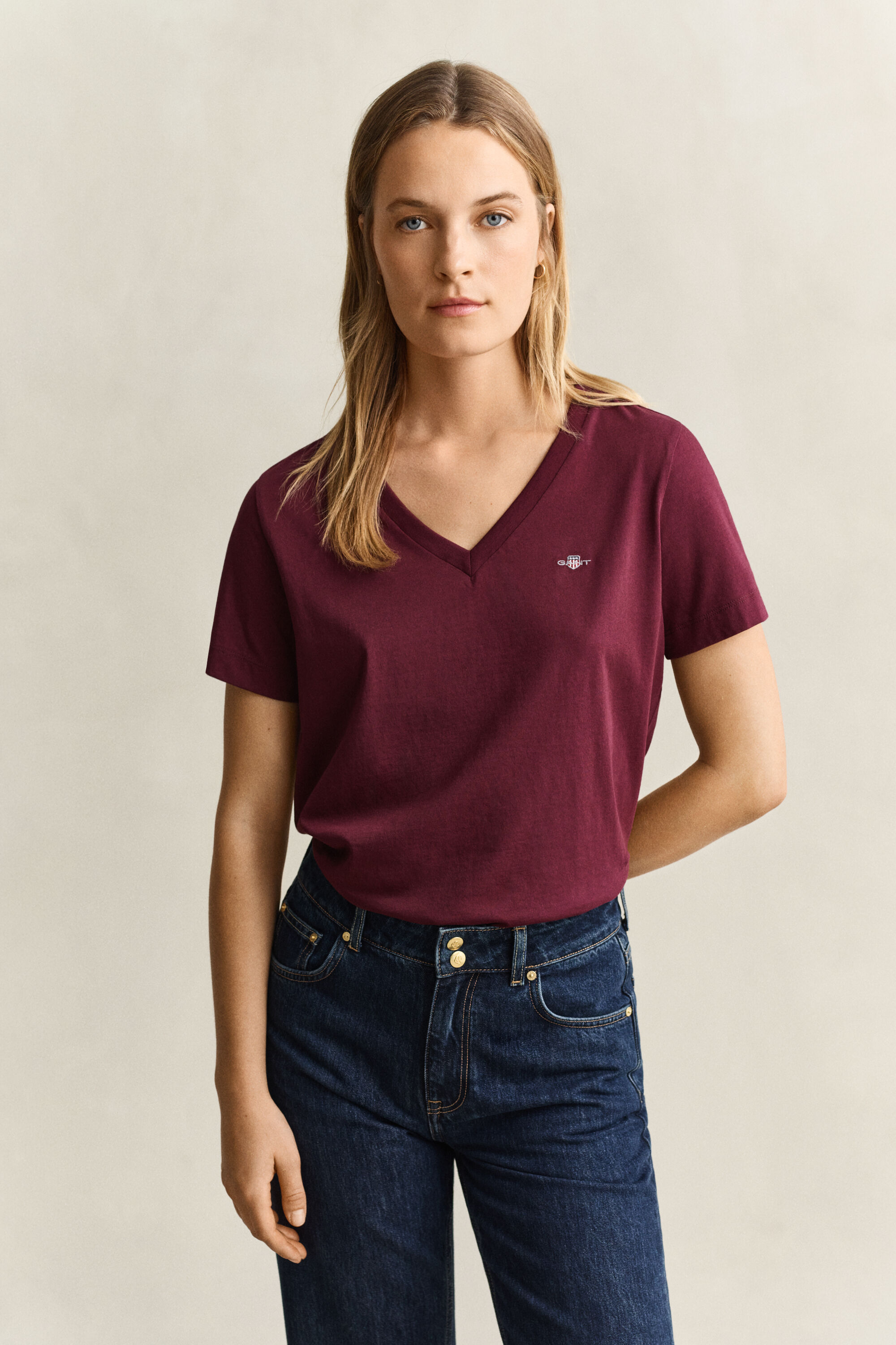 T-shirt col V avec écusson