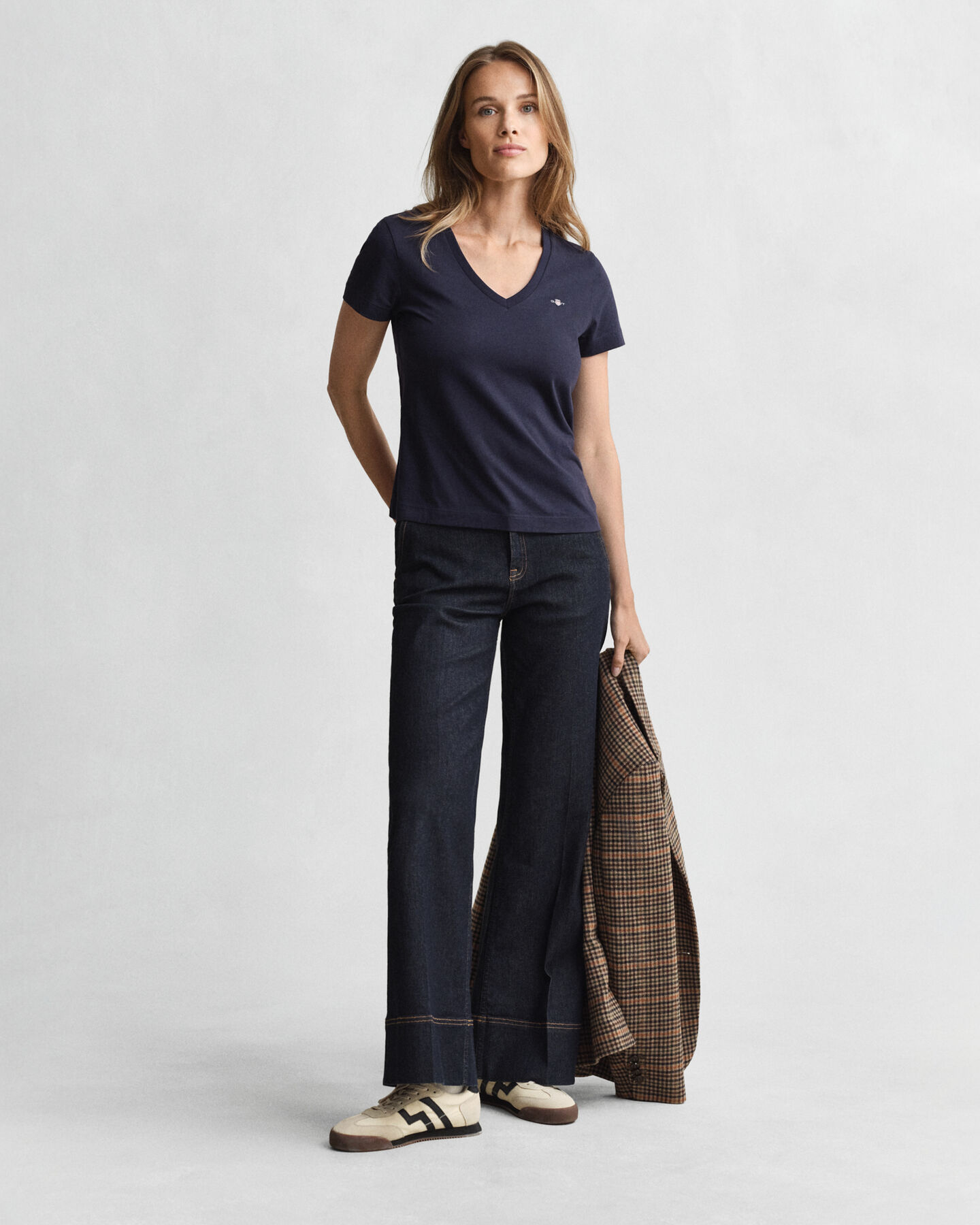 Shield T-shirt met V-hals