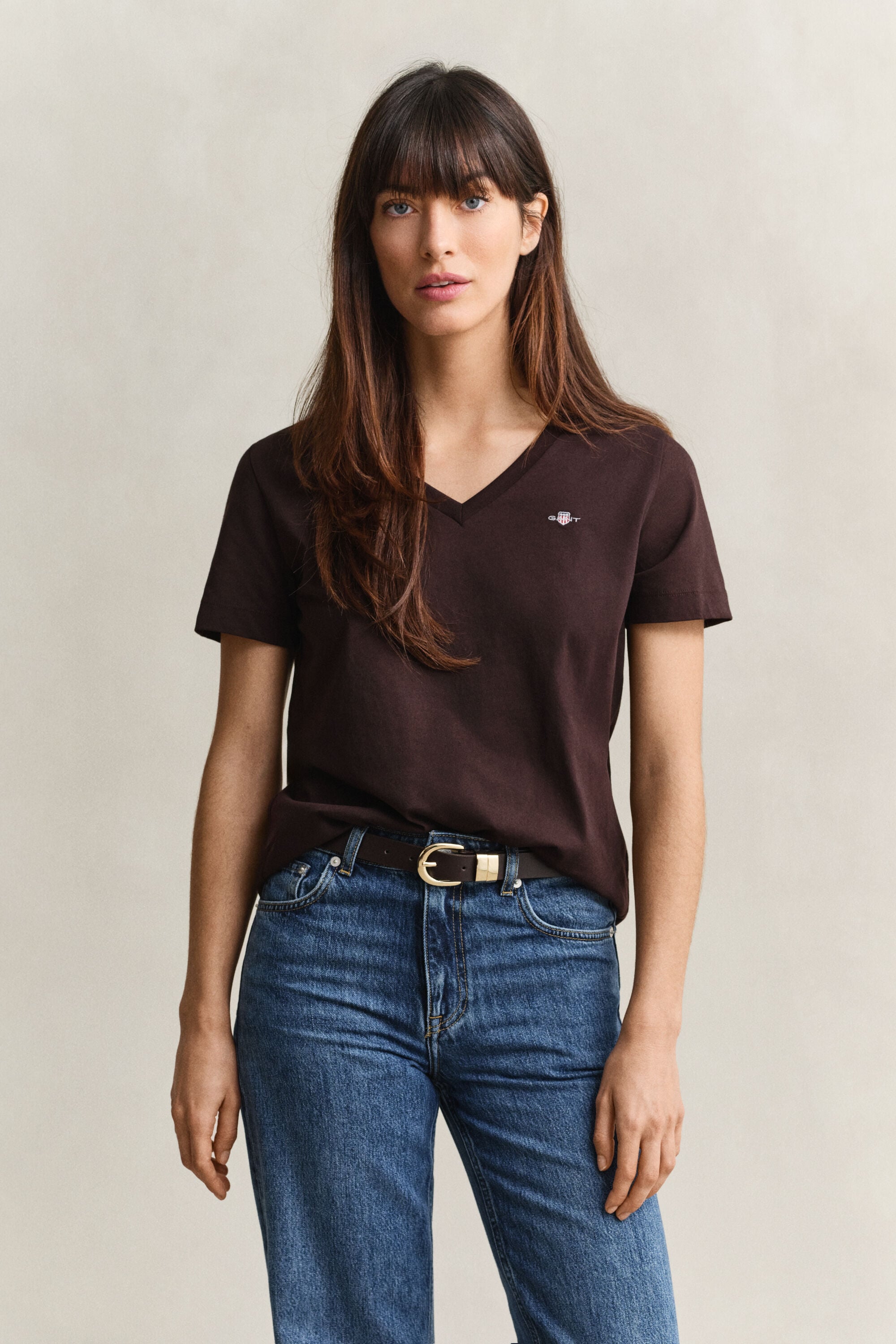 T-shirt col V avec écusson