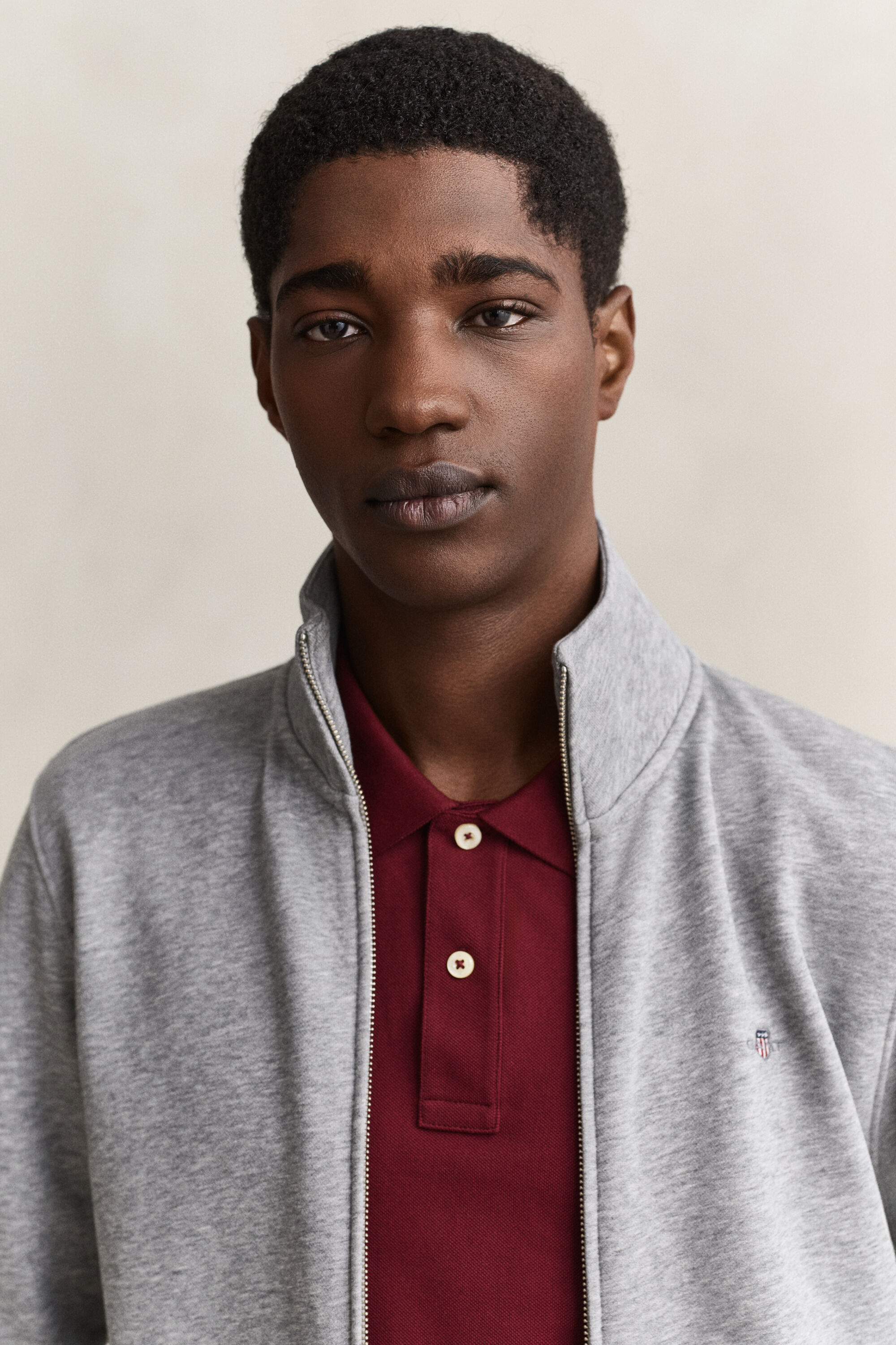 Sweat-shirt zippé avec écusson