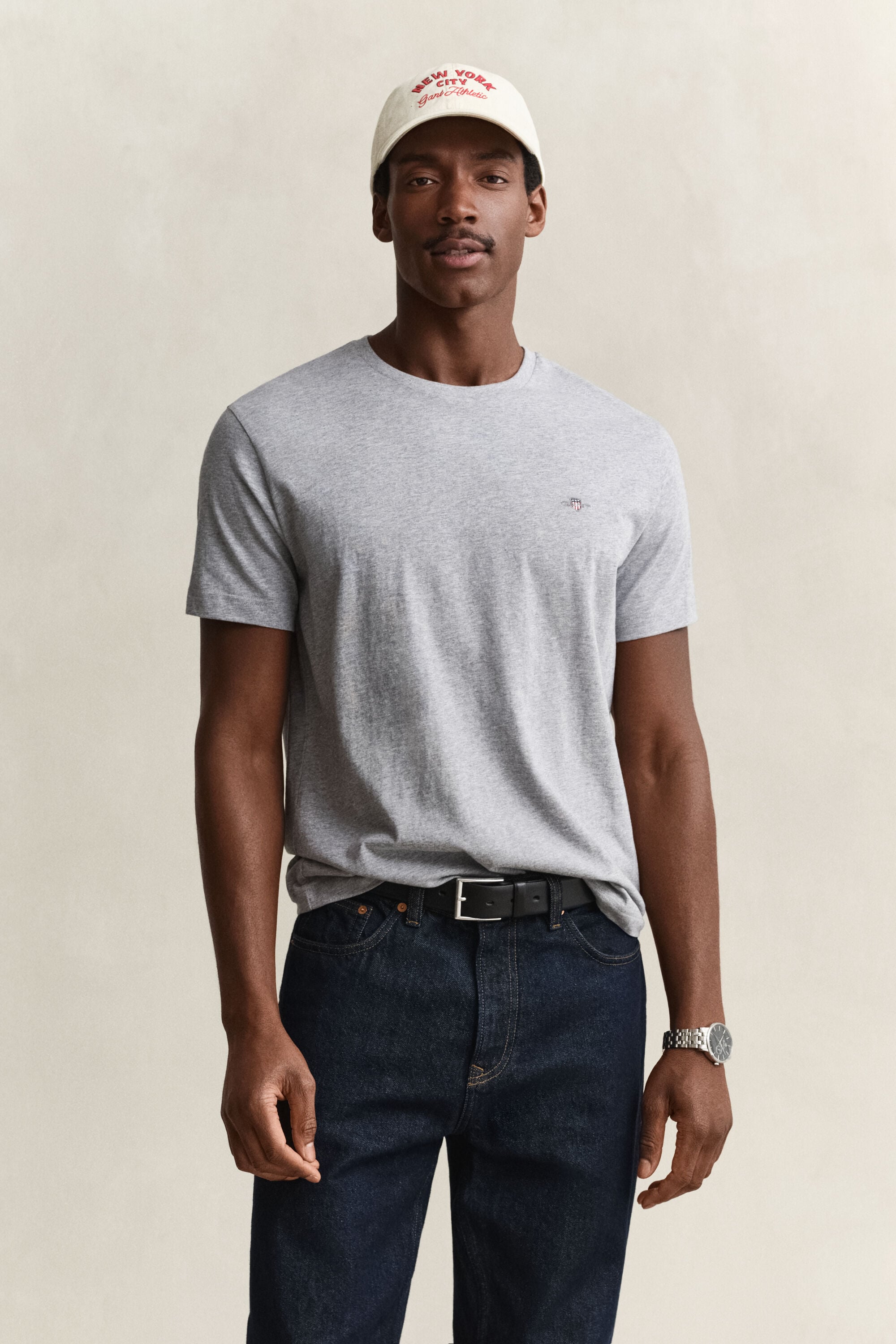 T-shirt coupe regular avec écusson