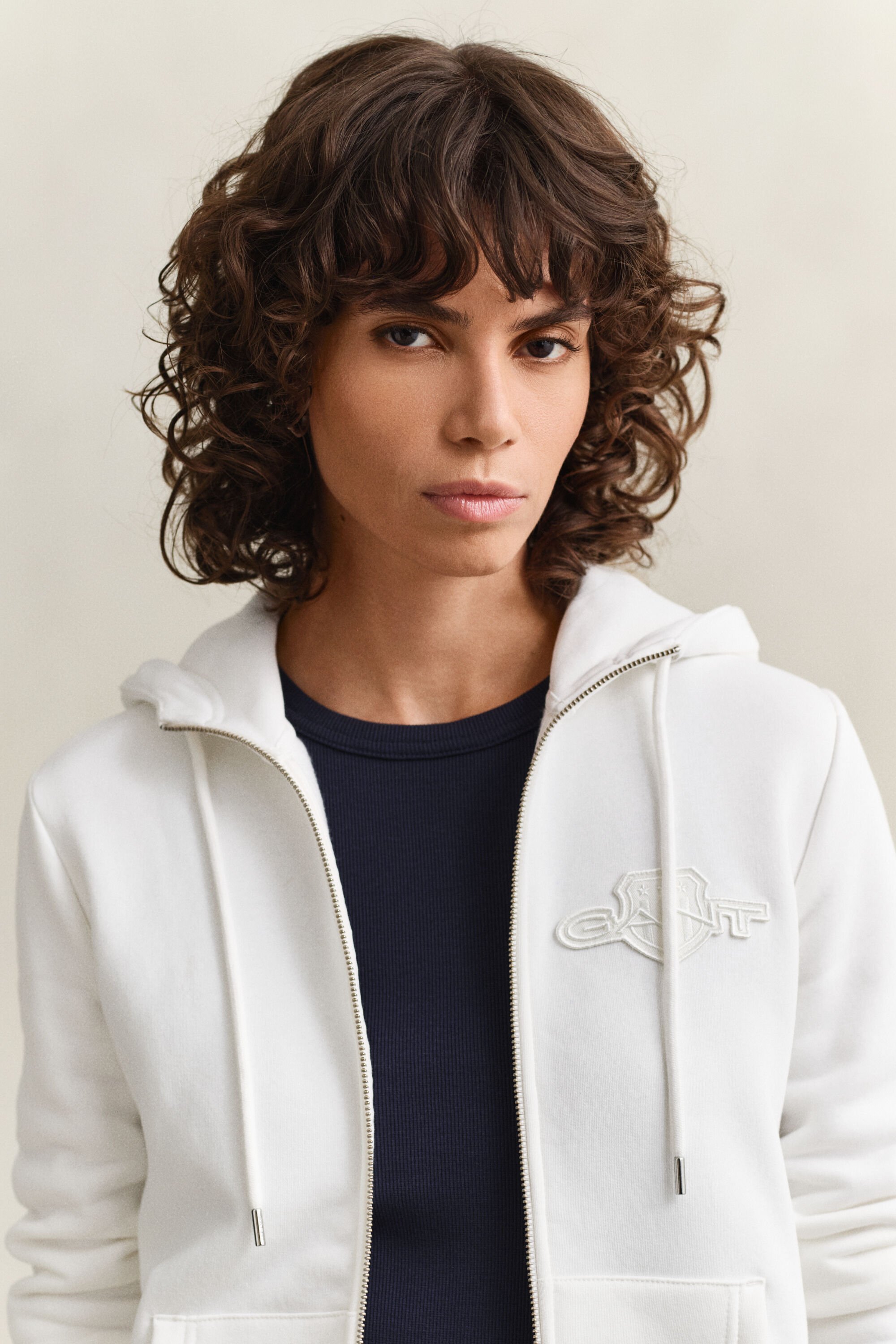 Sweat à capuche zippé avec écusson ton sur ton