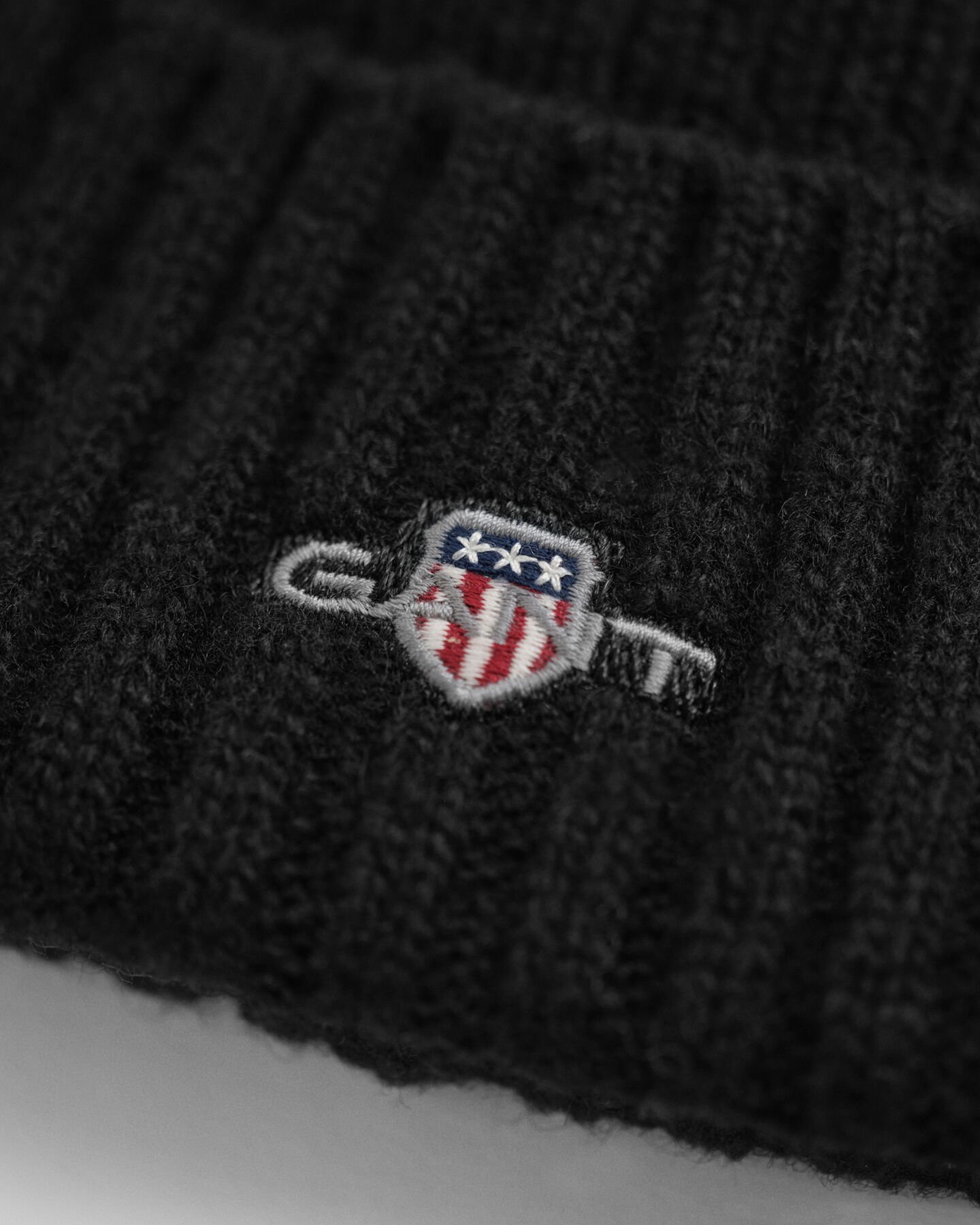 Bonnet en laine avec écusson Ado