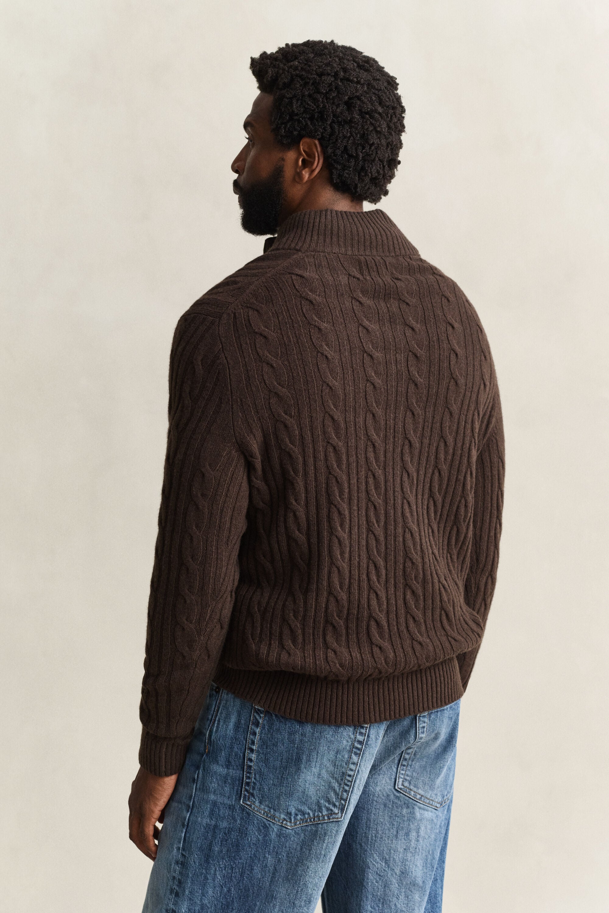 Pull semi-boutonné en laine d’agneau à maille torsadée