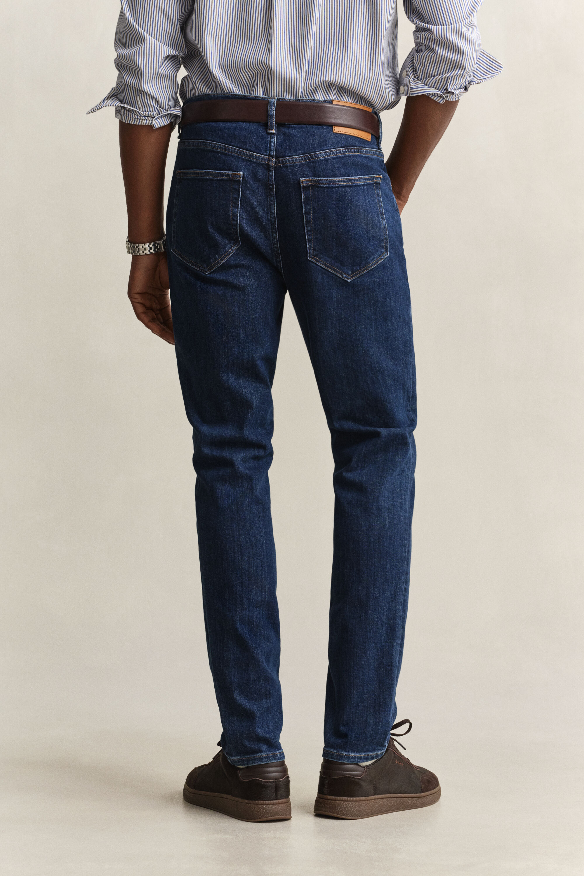 Jean coupe slim à délavage épuré