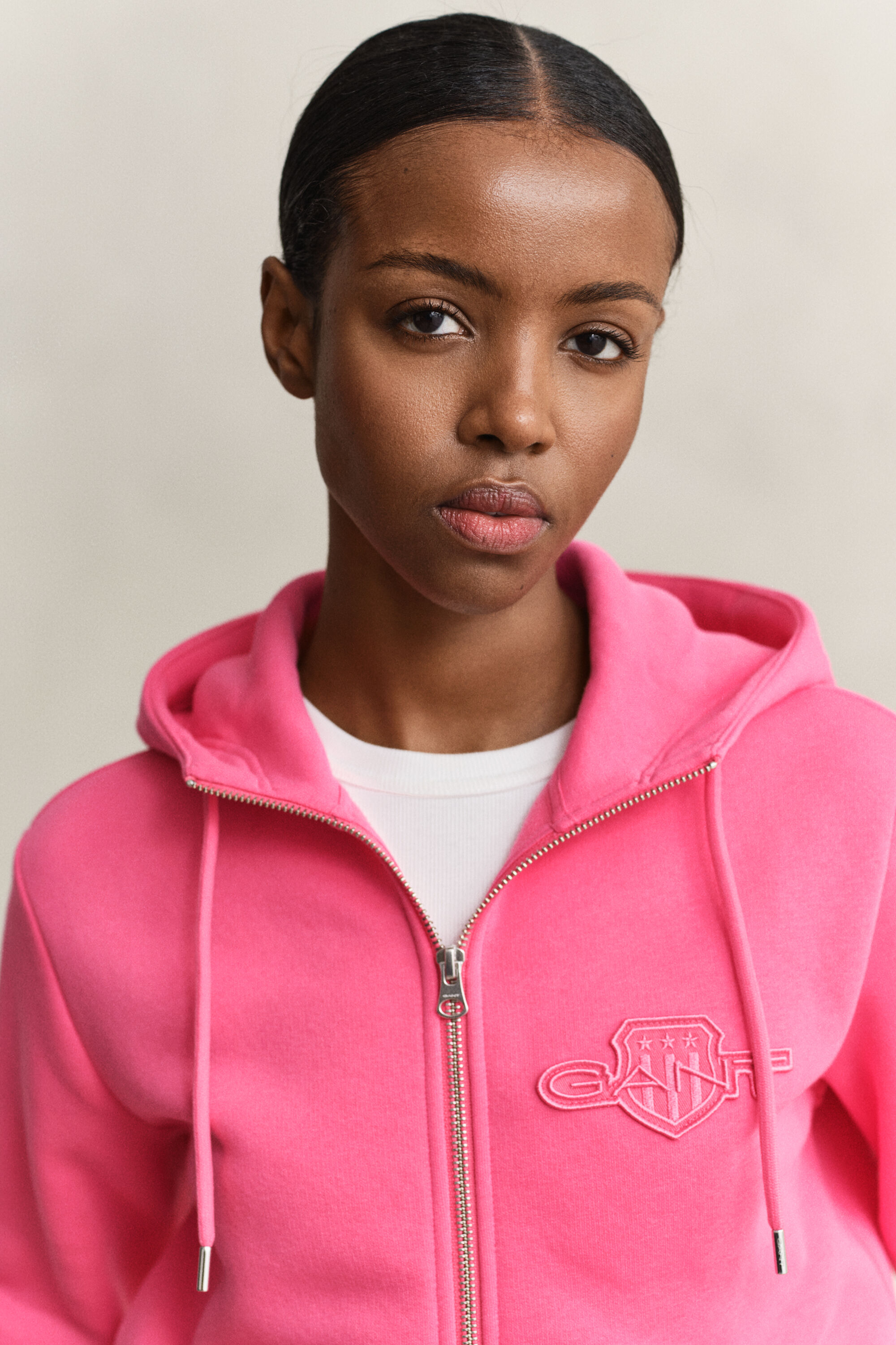 Sweat à capuche zippé avec écusson ton sur ton