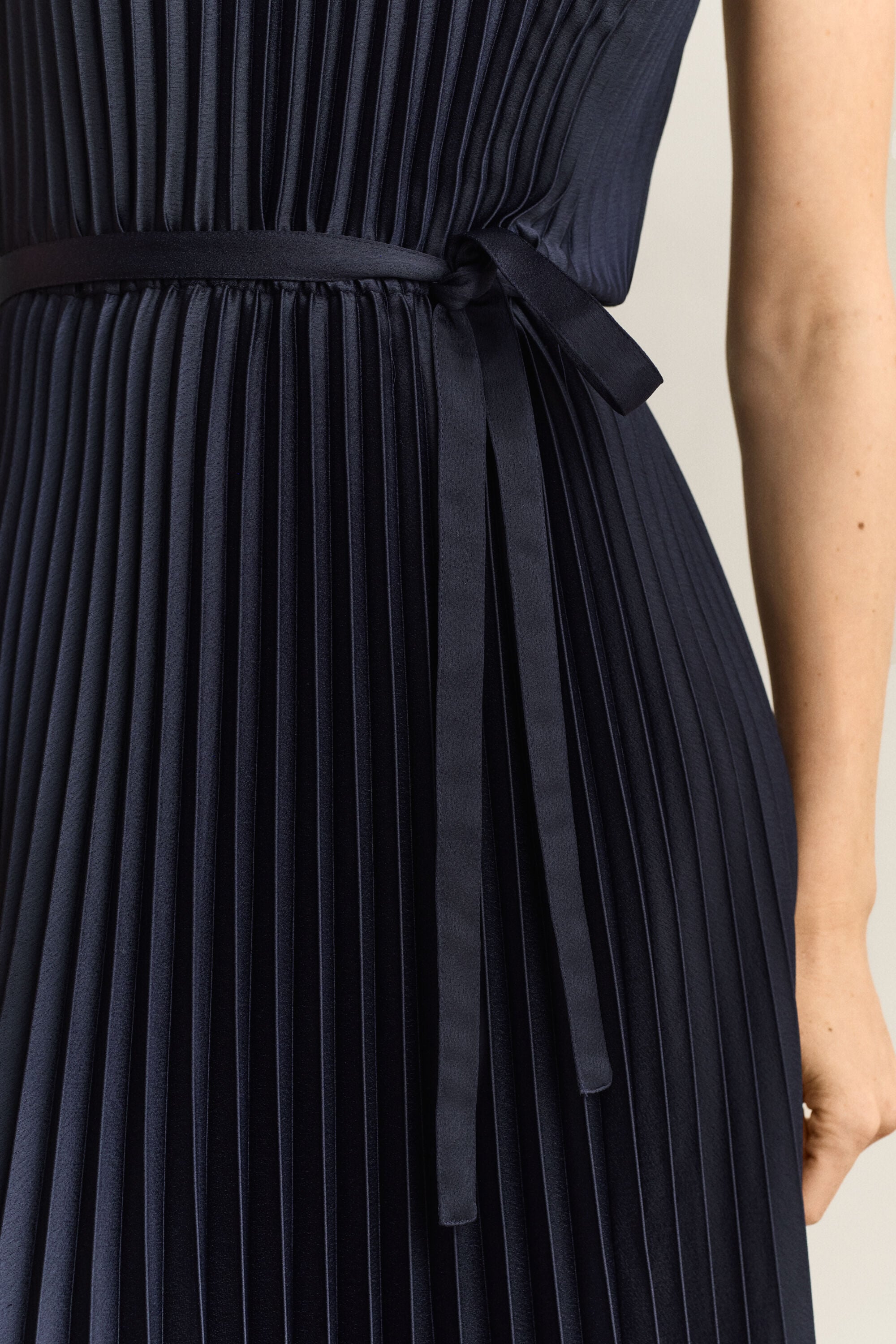 Robe plissée à ceinture.