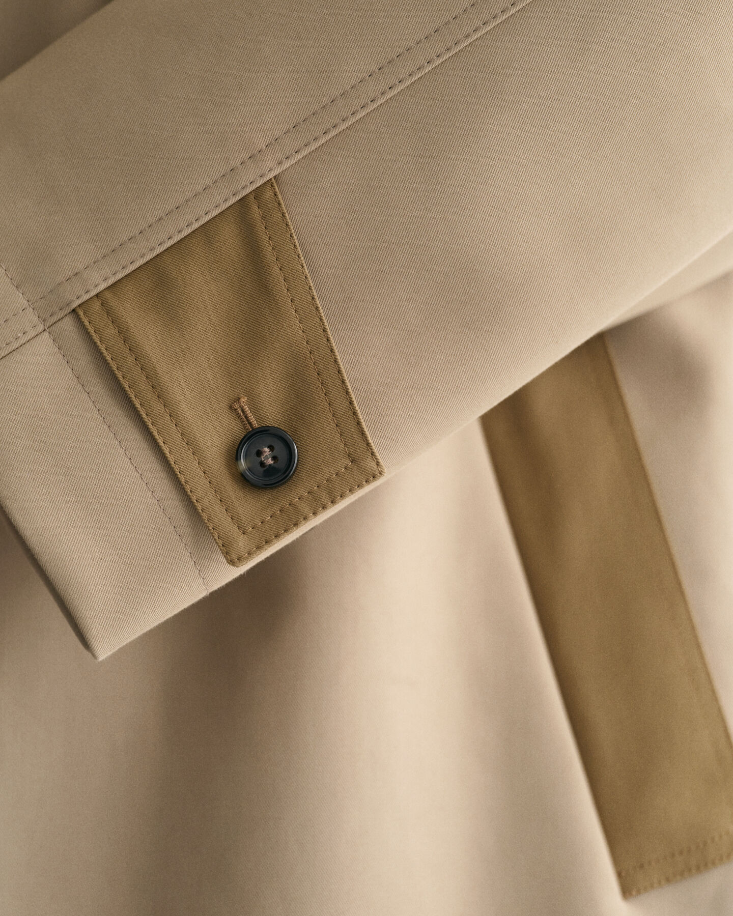 Trench-coat à coutures fixées