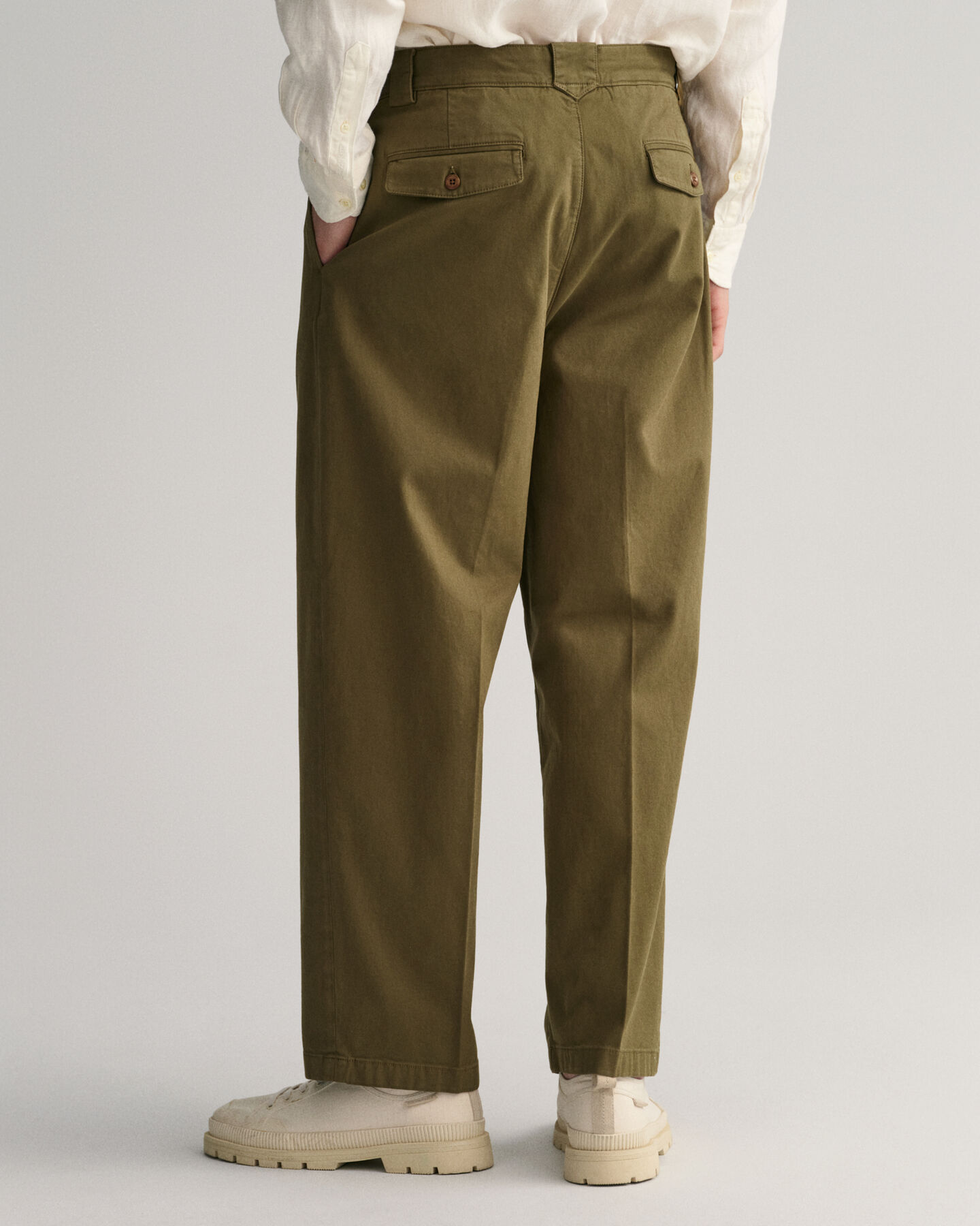 Chino met plooien van keperstof