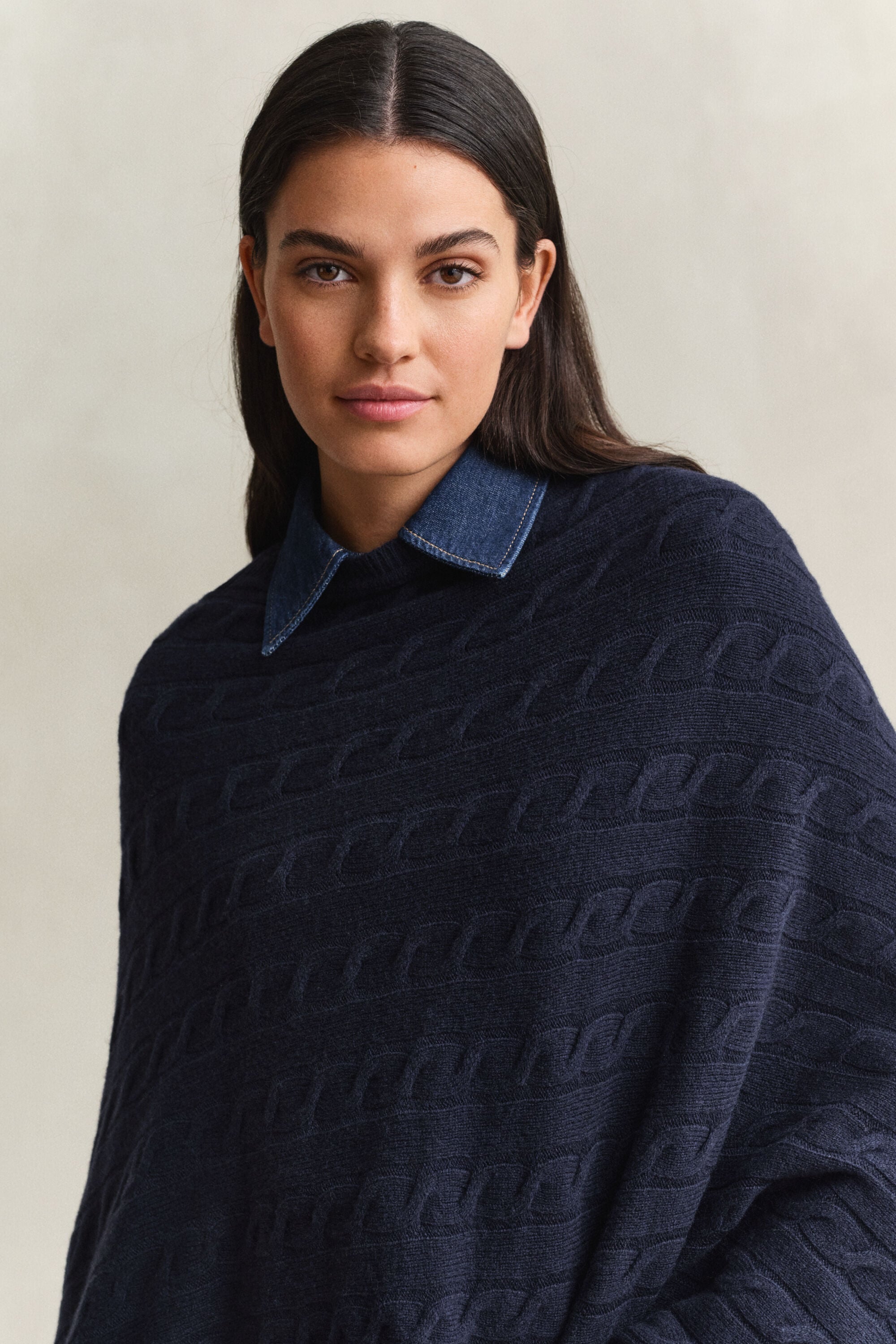 Wollen poncho met kabelpatroon