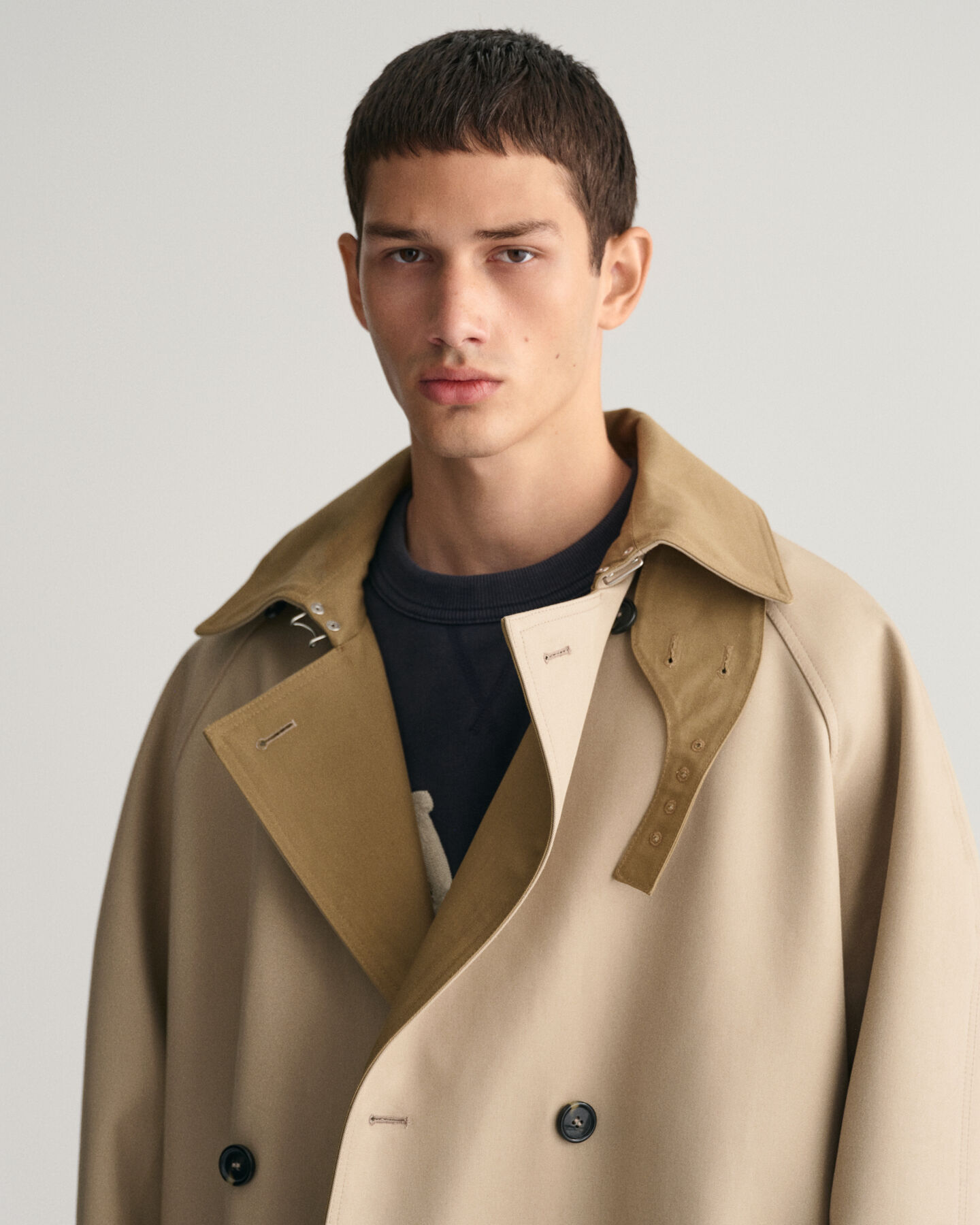 Trench-coat à coutures fixées